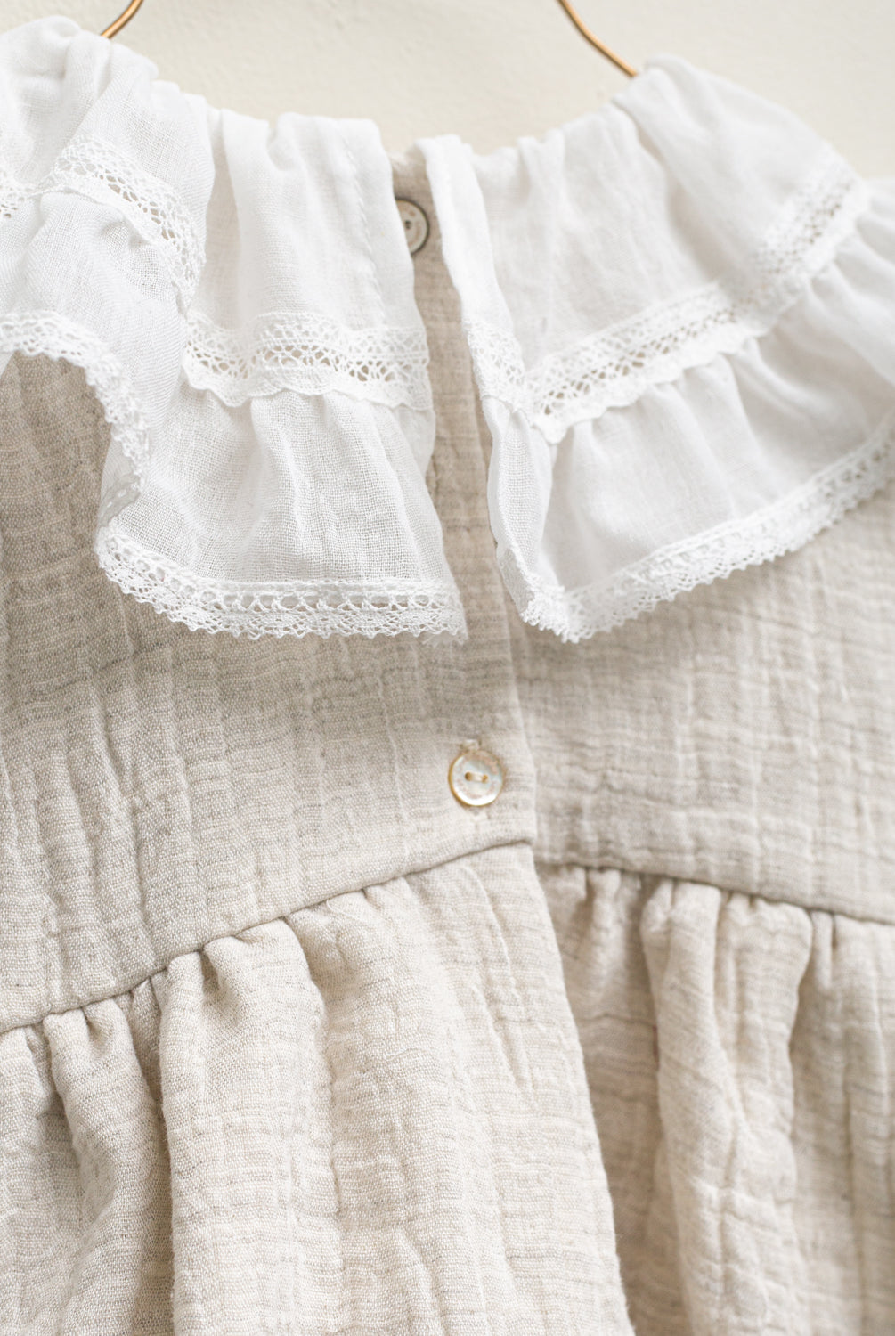 Ranita elegante bebe en gris cuello volante con encaje de Cosmosophie