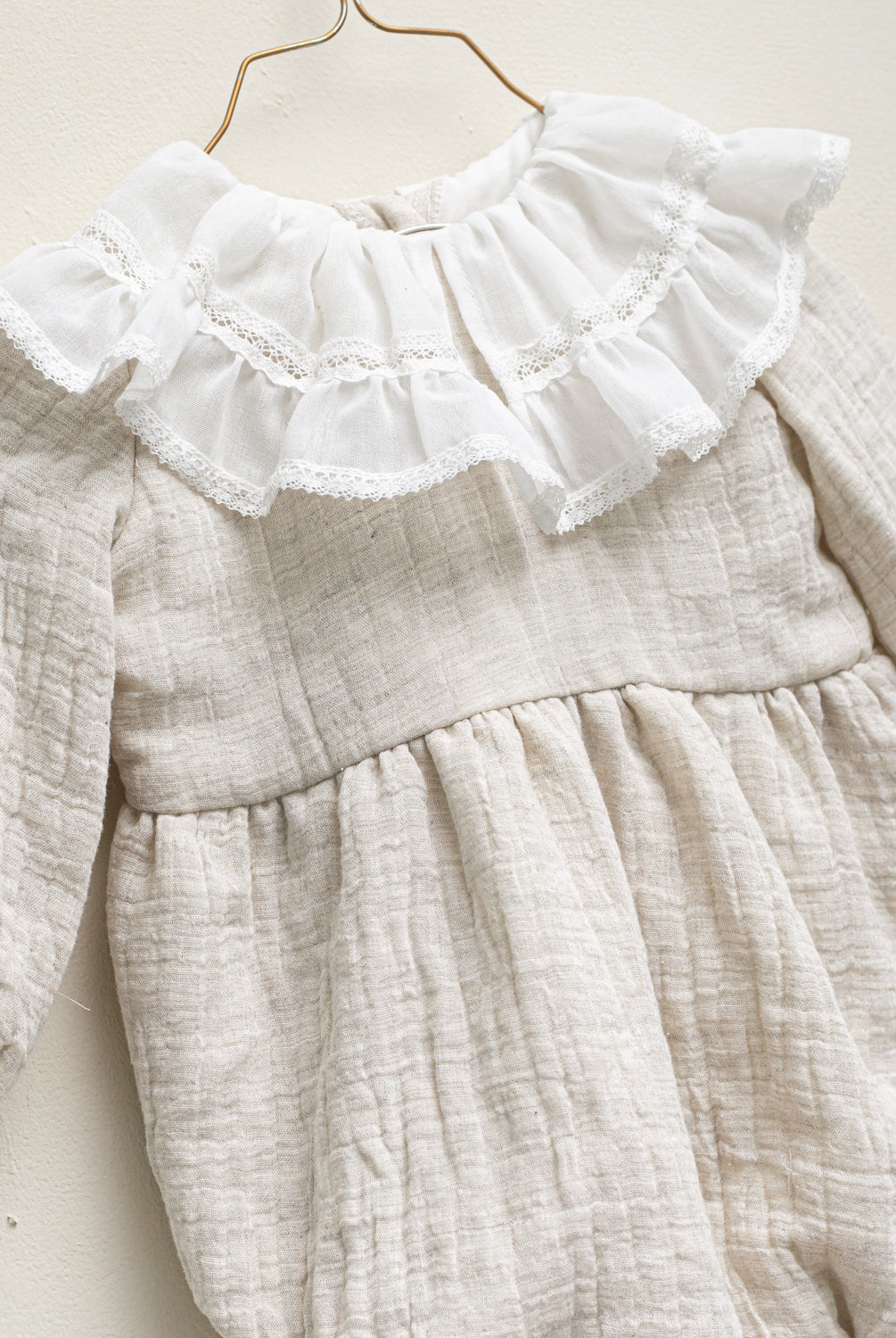 Ranita elegante bebe en gris cuello volante con encaje de Cosmosophie