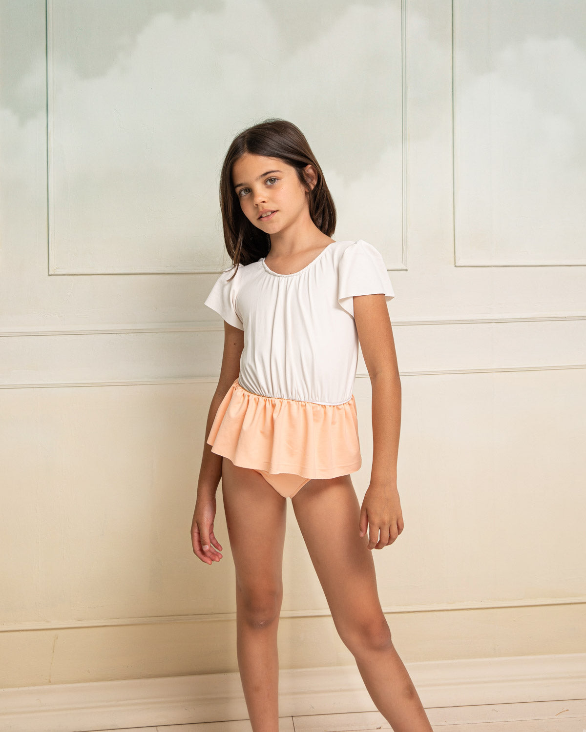 Traje baño niña con falda original y diferente, con volantes en las mangas