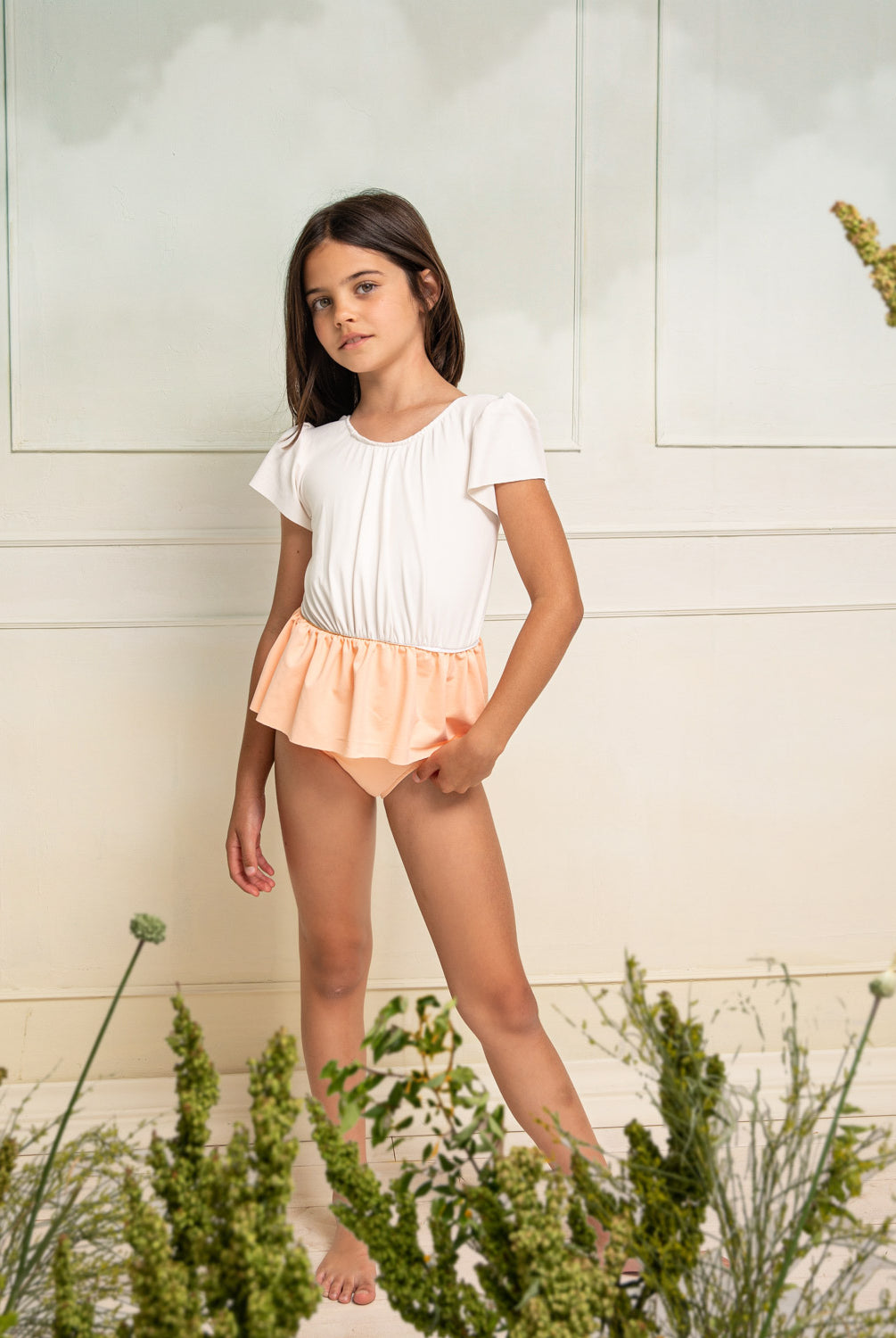 Traje baño niña con falda original y diferente, con volantes en las mangas