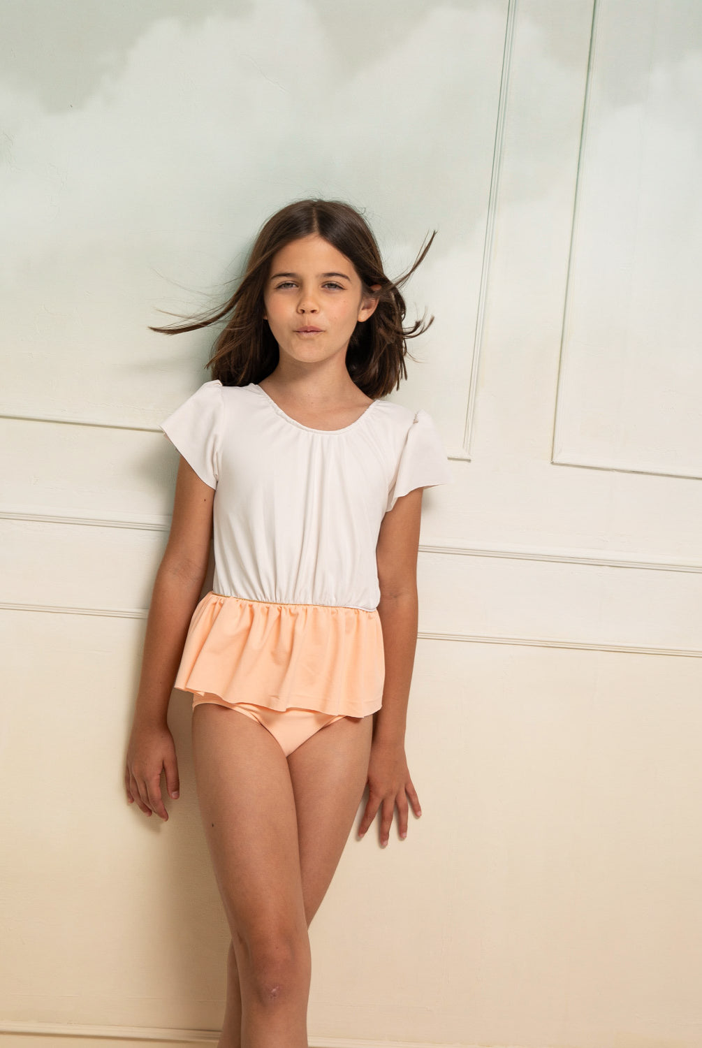 Traje baño niña con falda original y diferente, con volantes en las mangas