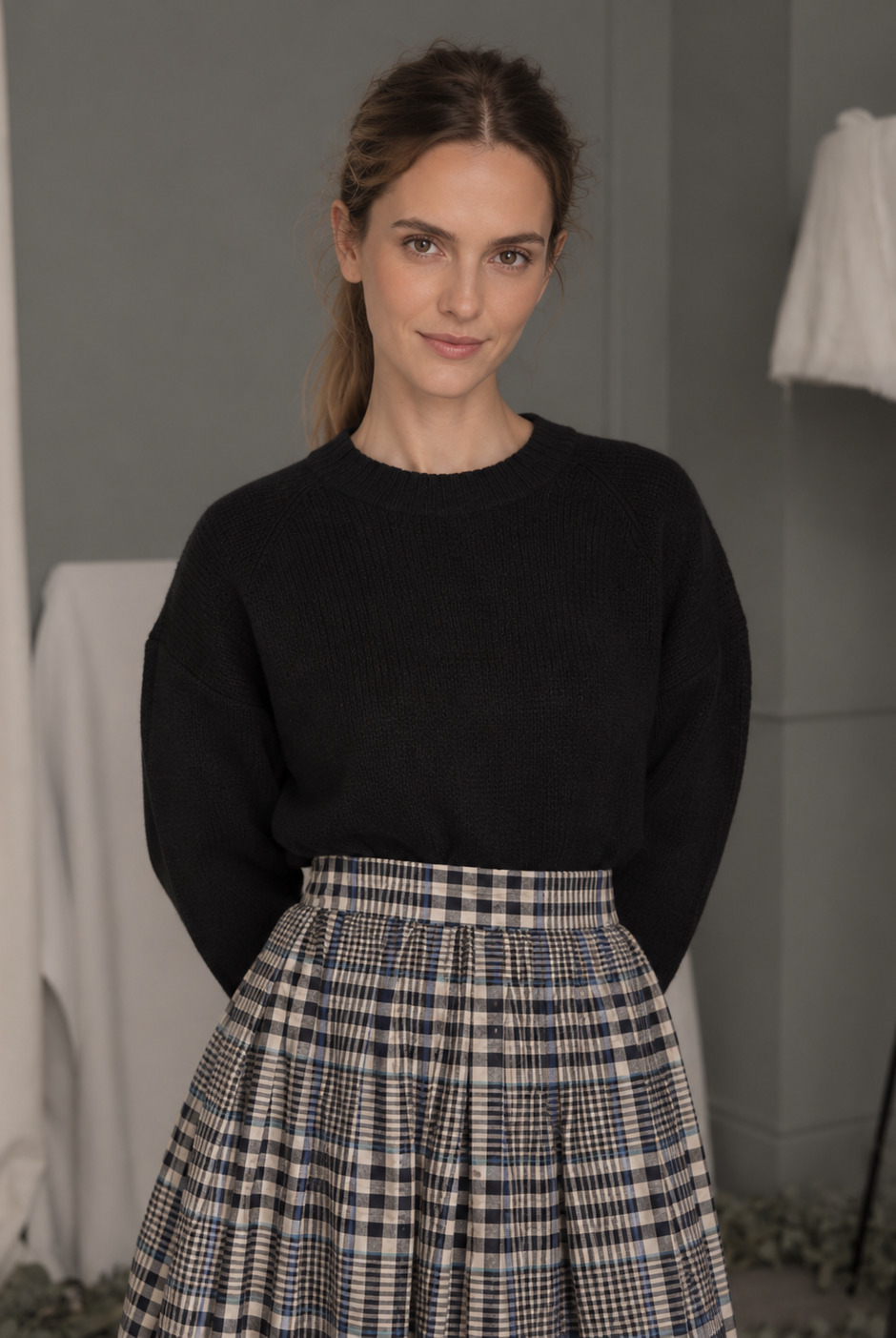 Falda Tamy de tafetán de cuadros con pliegues en la cintura y goma trasera. Una pieza elegante y especial, confeccionada bajo pedido en Madrid.