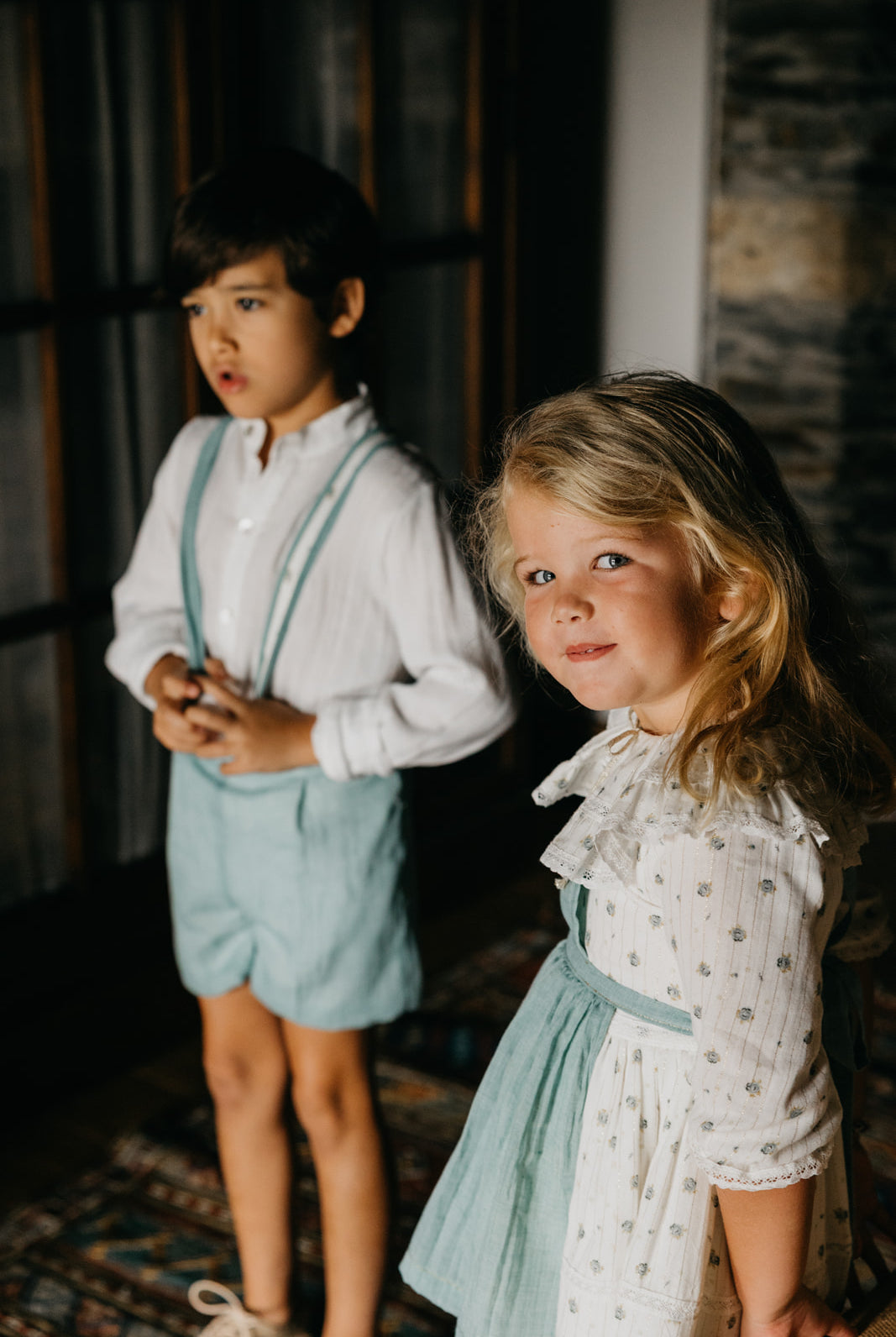 Pantalón corto con tirantes para arras de niño en musola color toffee.