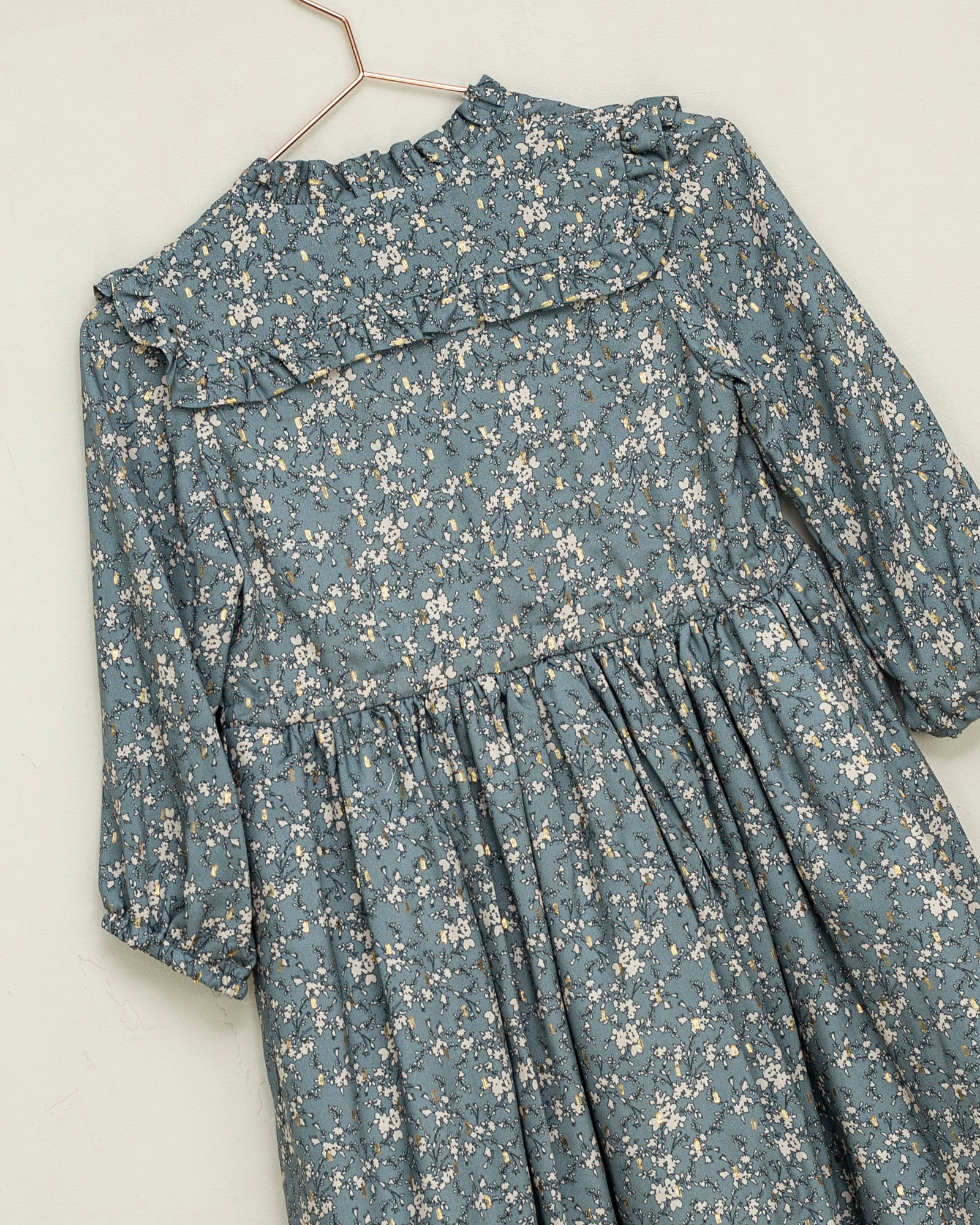 Vestido azul griseace estampado de flores beige y oro Cosmosophie