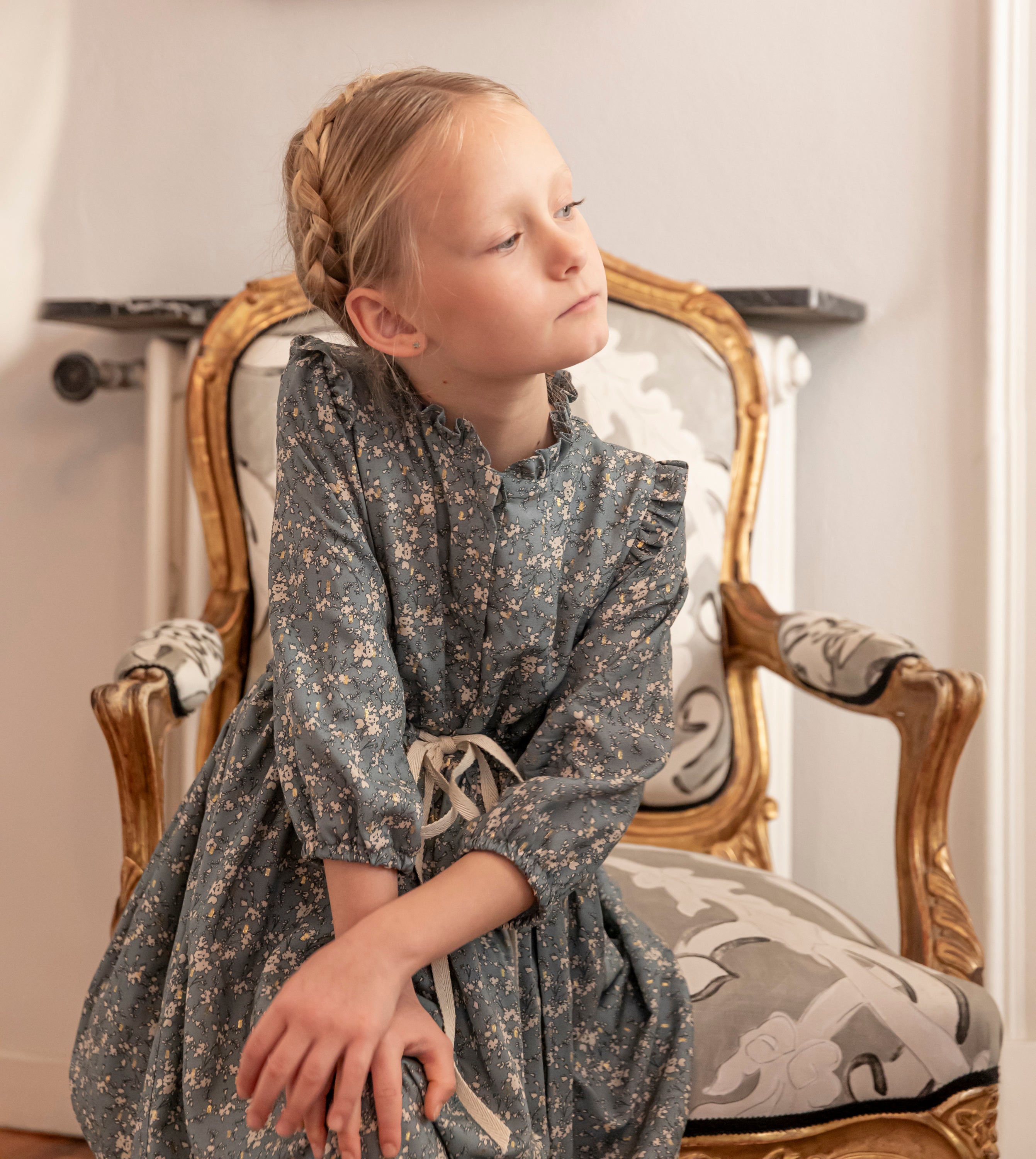 Vestido azul griseace estampado de flores beige y oro Cosmosophie