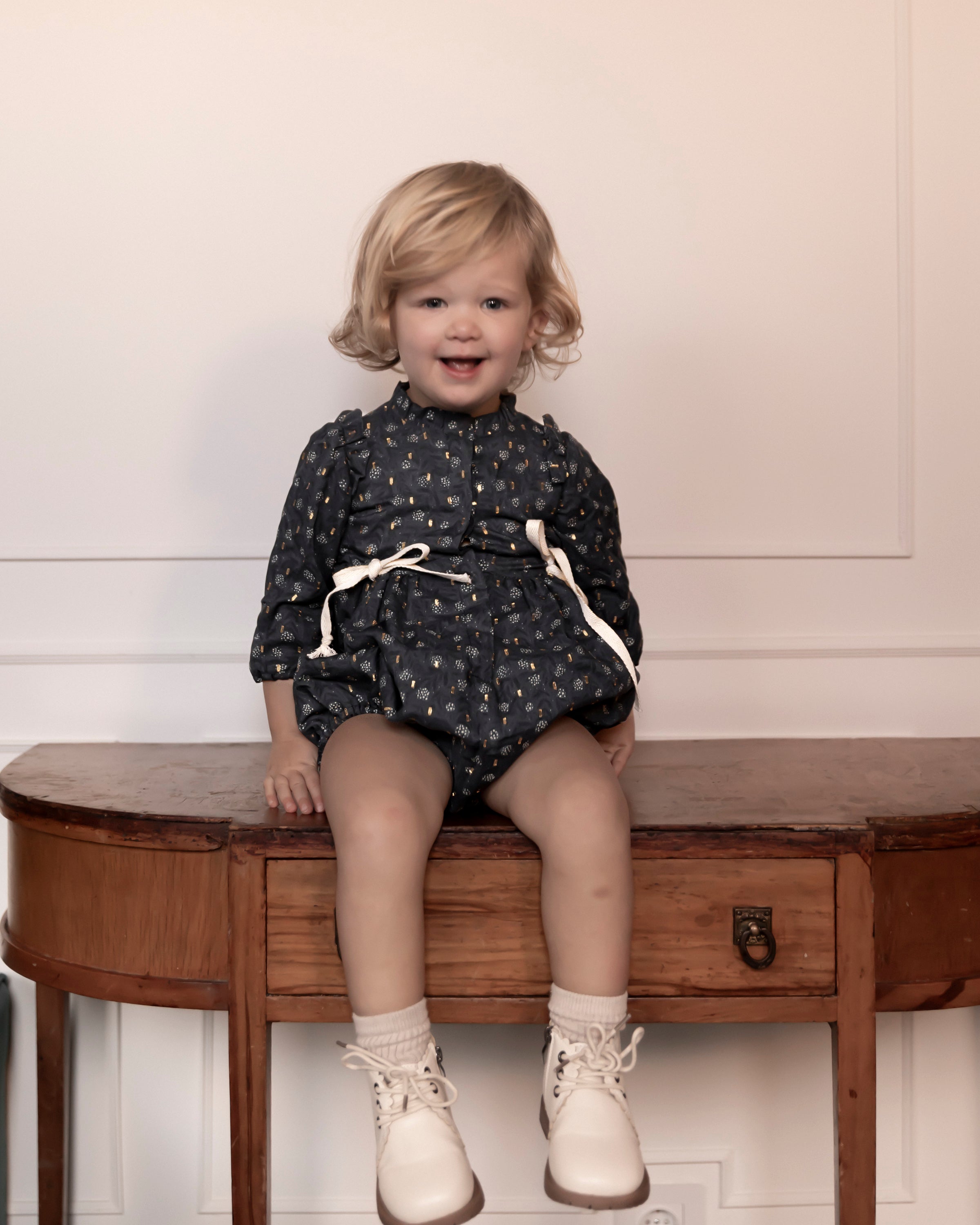 Ranita bebe azul noche con flores y oro de Cosmosophie