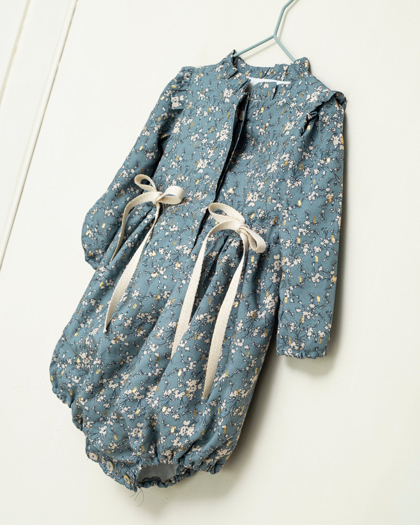 Ranita bebe viscosa flores en azul y beige de Cosmosophie