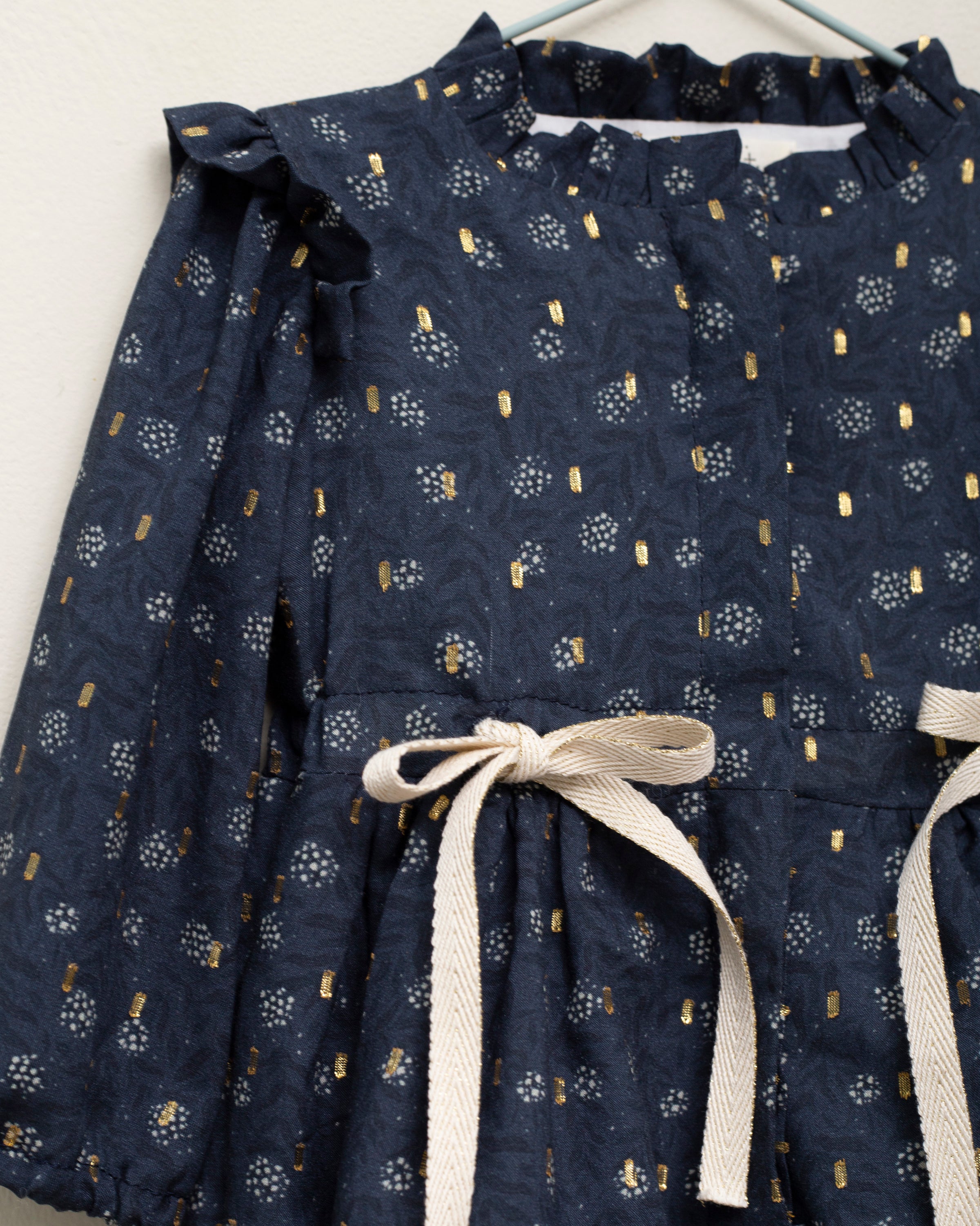 Ranita bebe azul noche con flores y oro de Cosmosophie