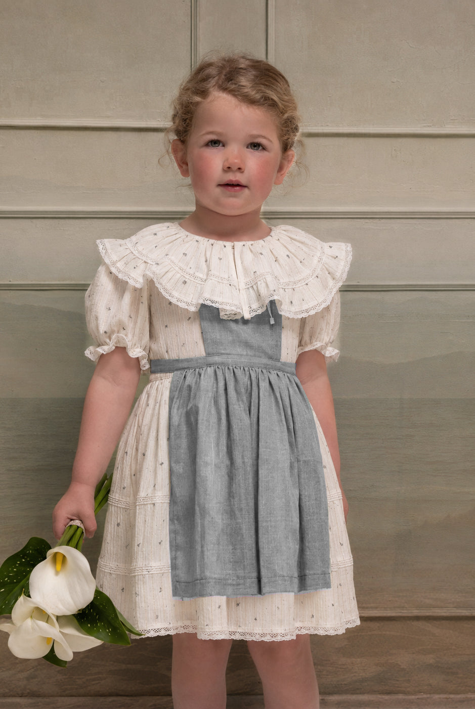 Traje Arras Flores con gran cuello, encaje algodón y delantal Cosmosophie.