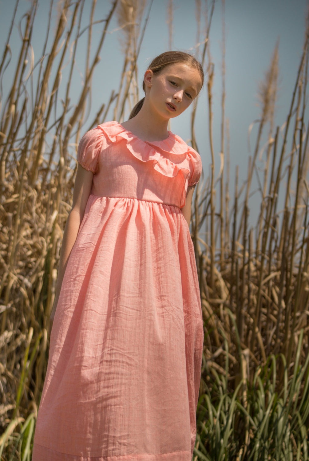Vestido de comunión o arras largo para niña . Detalle de volante en el pecho. Vestido comunion original y sencillo
