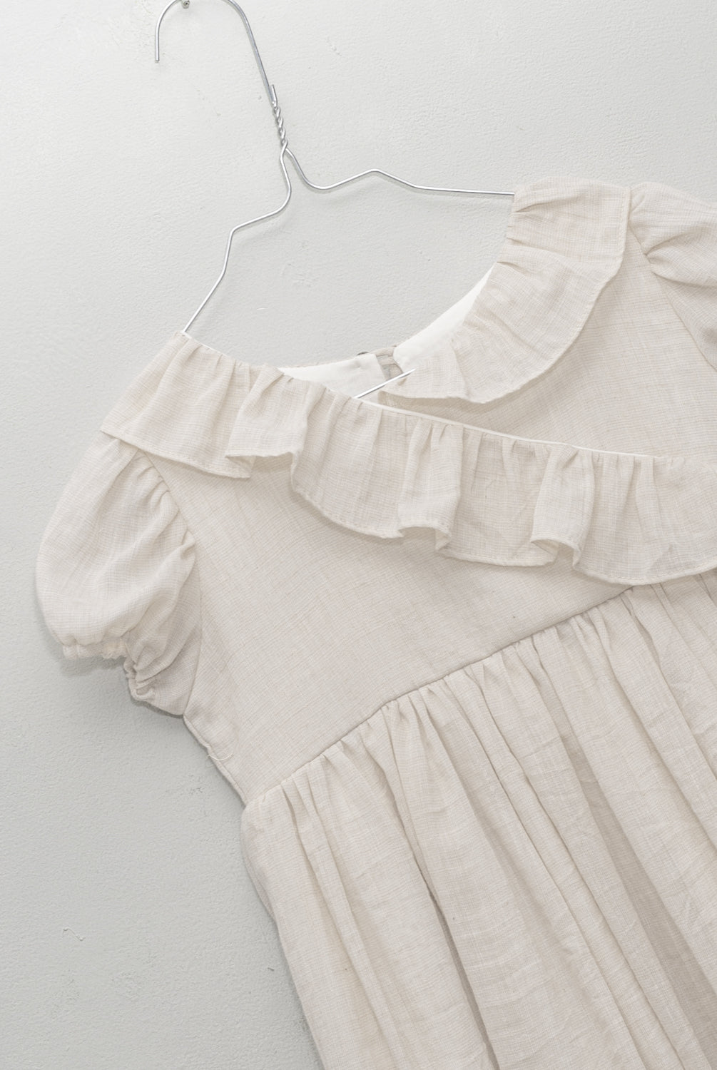 Vestido de comunión o arras largo para niña . Detalle de volante en el pecho. Vestido comunion original y sencillo