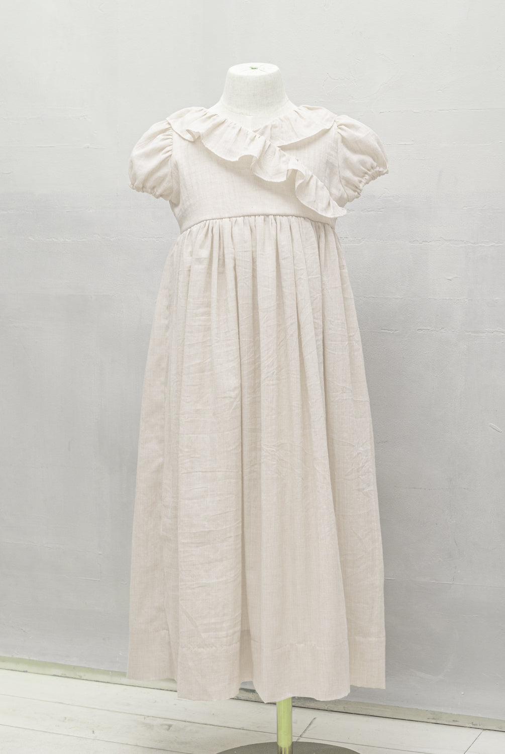 Vestido de comunión o arras largo para niña . Detalle de volante en el pecho. Vestido comunion original y sencillo