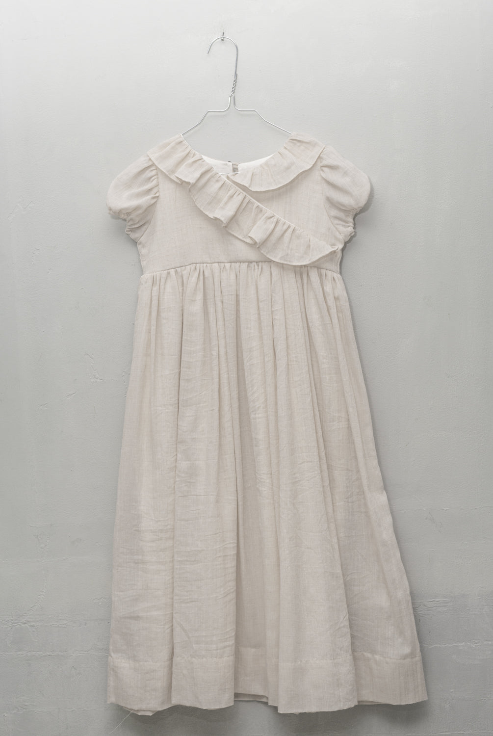 Vestido de comunión o arras largo para niña . Detalle de volante en el pecho. Vestido comunion original y sencillo