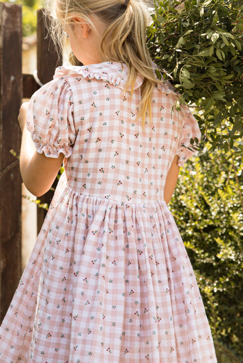 Vestido para niña cichy rosa y flores. cuello con volantes. Para boda, comunion, bautizo o fiesta. Vestido elegante para fiesta.