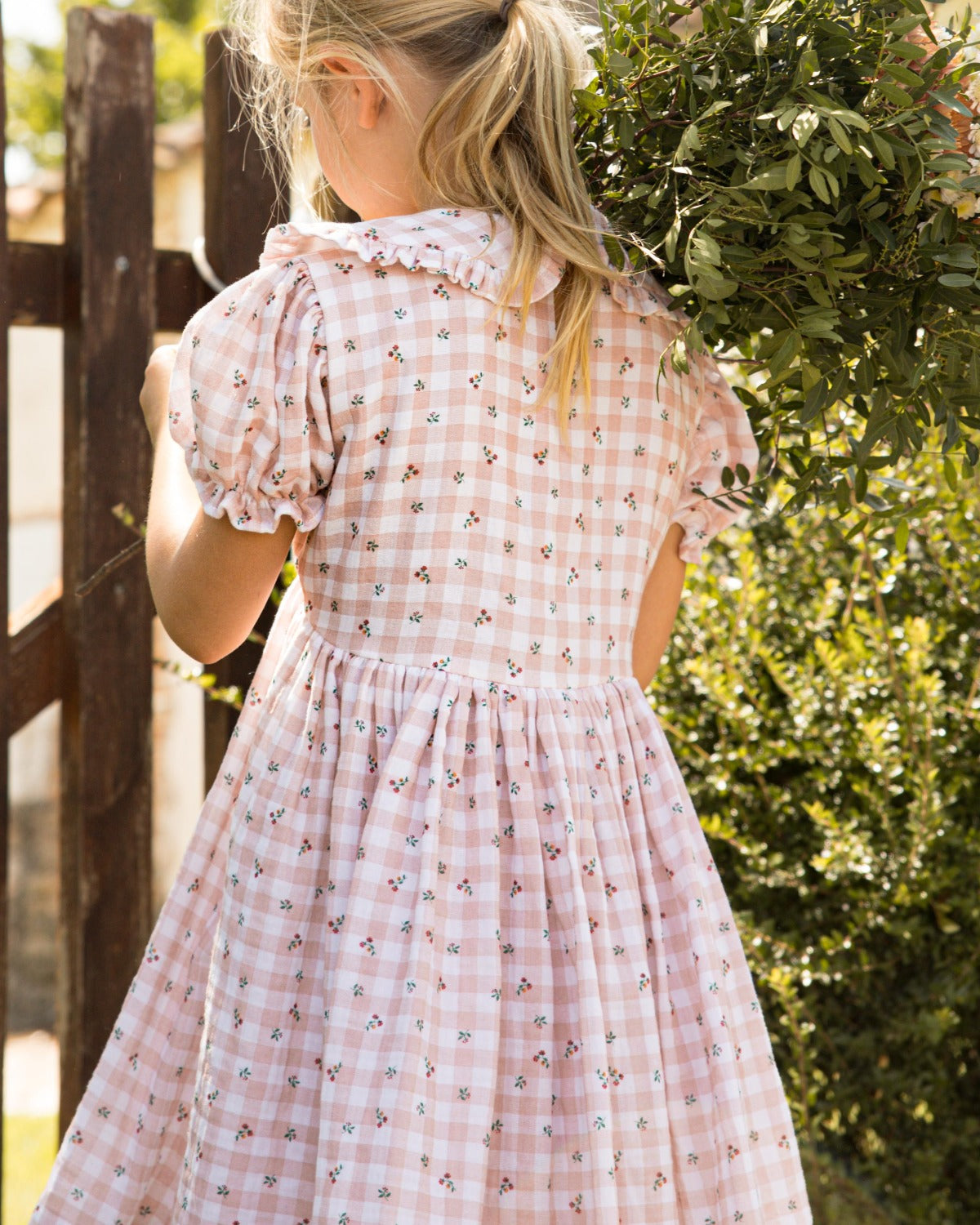 Vestido para niña cichy rosa y flores. cuello con volantes. Para boda, comunion, bautizo o fiesta. Vestido elegante para fiesta.