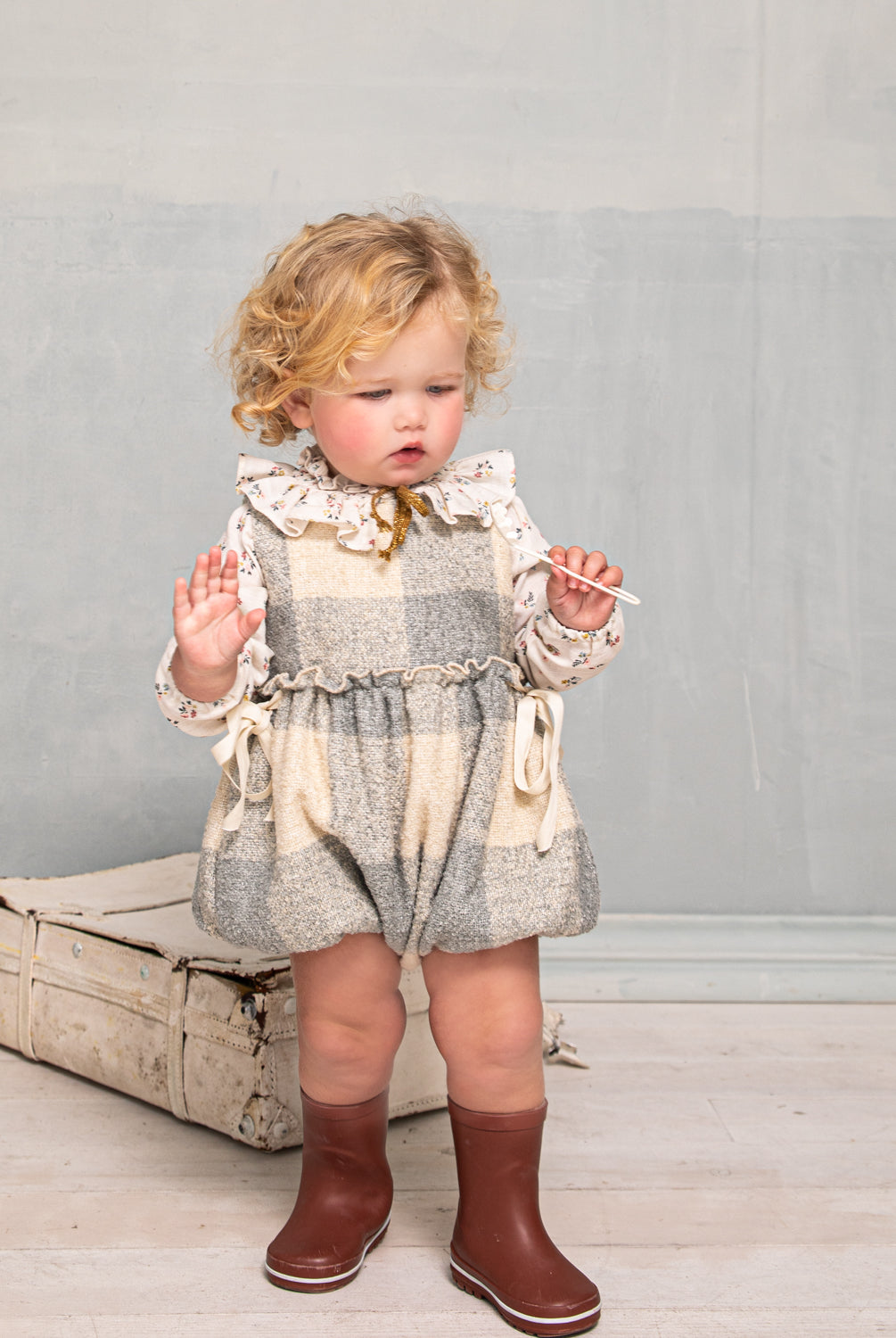 Preciosa ranita pichi en suave tejido de vichy oversize en color crudo y gris azulado. Perfecto para llevar con una de nuestras blusas de cuello de volantes. Te encantarán sus lazadas en los lados.