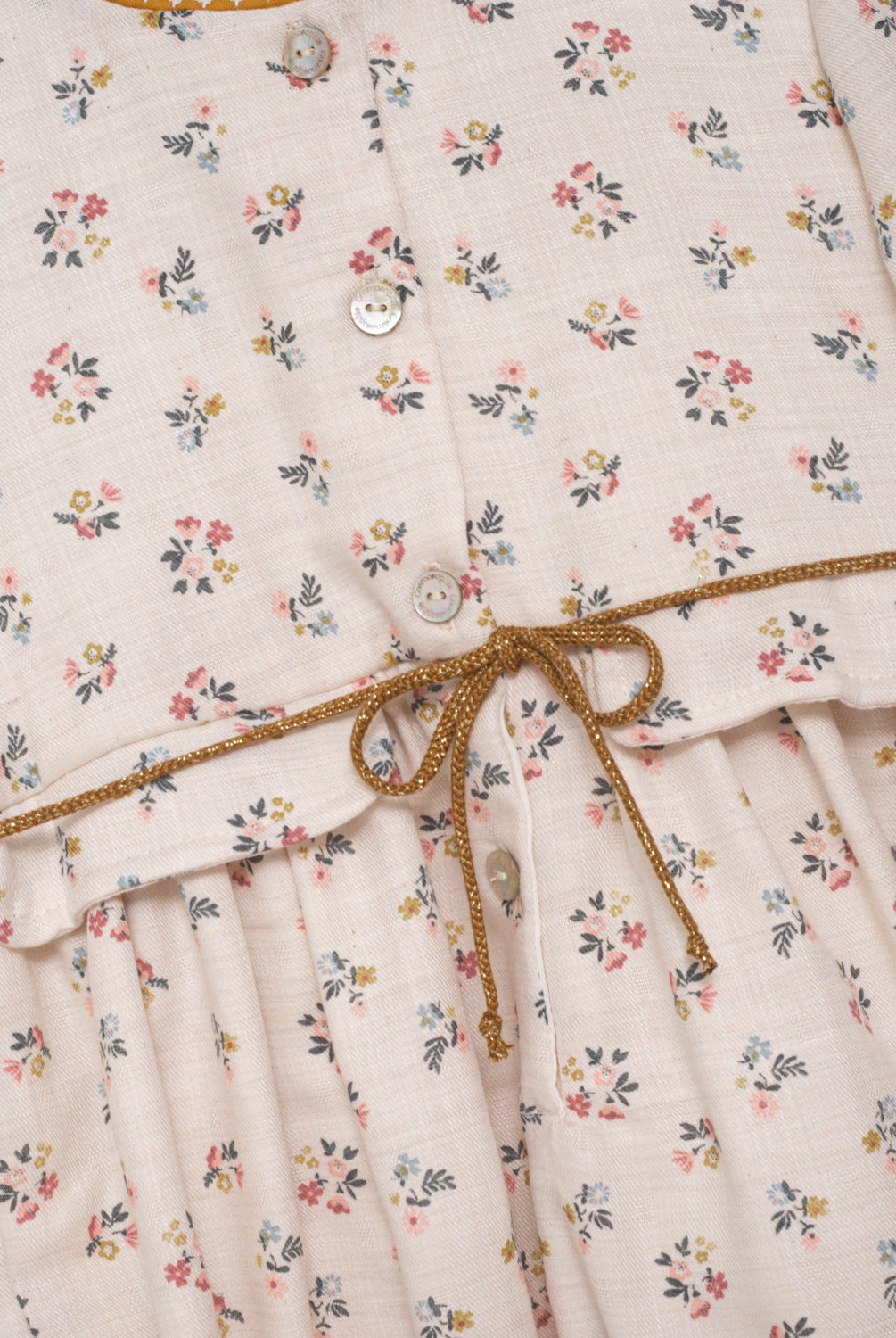 Tu bebe estará preciosa con esta ranita en estampado de flores en color azul, rosa y mostaza sobre fondo crudo. Te encantrá en detalle a contraste en el cuello, sus bolsillos de decoración y su detalle de lazada en la cintura. Se abrocha por delante y entre las piernas para mayor confort.