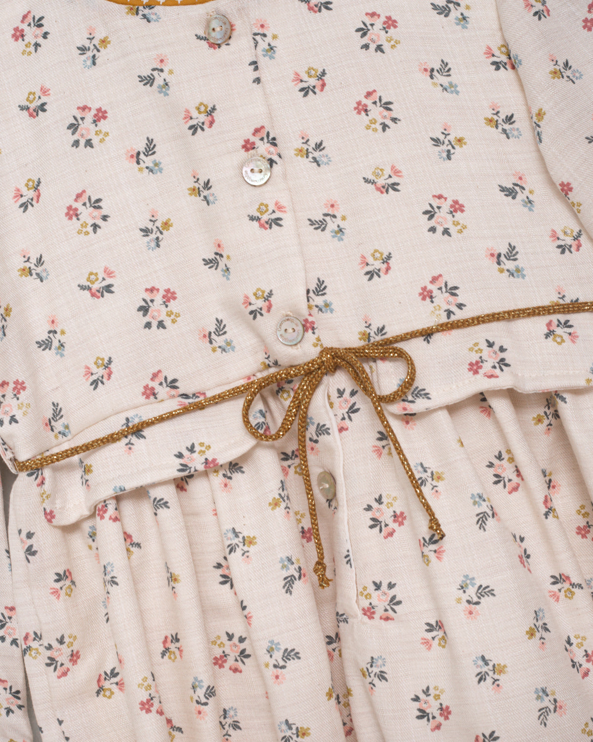 Tu bebe estará preciosa con esta ranita en estampado de flores en color azul, rosa y mostaza sobre fondo crudo. Te encantrá en detalle a contraste en el cuello, sus bolsillos de decoración y su detalle de lazada en la cintura. Se abrocha por delante y entre las piernas para mayor confort.