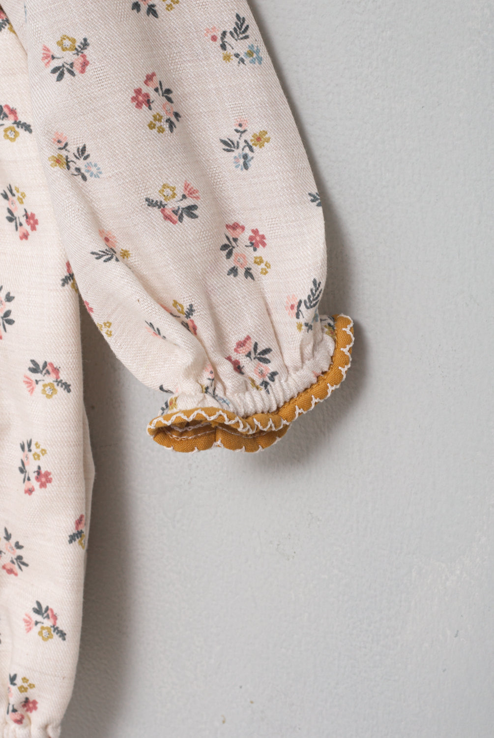 Tu bebe estará preciosa con esta ranita en estampado de flores en color azul, rosa y mostaza sobre fondo crudo. Te encantrá en detalle a contraste en el cuello, sus bolsillos de decoración y su detalle de lazada en la cintura. Se abrocha por delante y entre las piernas para mayor confort.