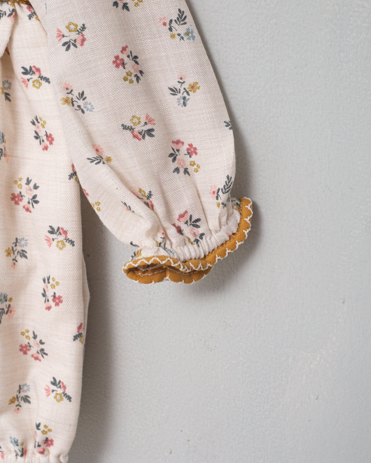 Tu bebe estará preciosa con esta ranita en estampado de flores en color azul, rosa y mostaza sobre fondo crudo. Te encantrá en detalle a contraste en el cuello, sus bolsillos de decoración y su detalle de lazada en la cintura. Se abrocha por delante y entre las piernas para mayor confort.