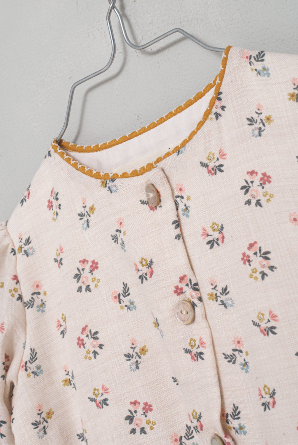 Ranita de bebe elegante de flores de Cosmosophie