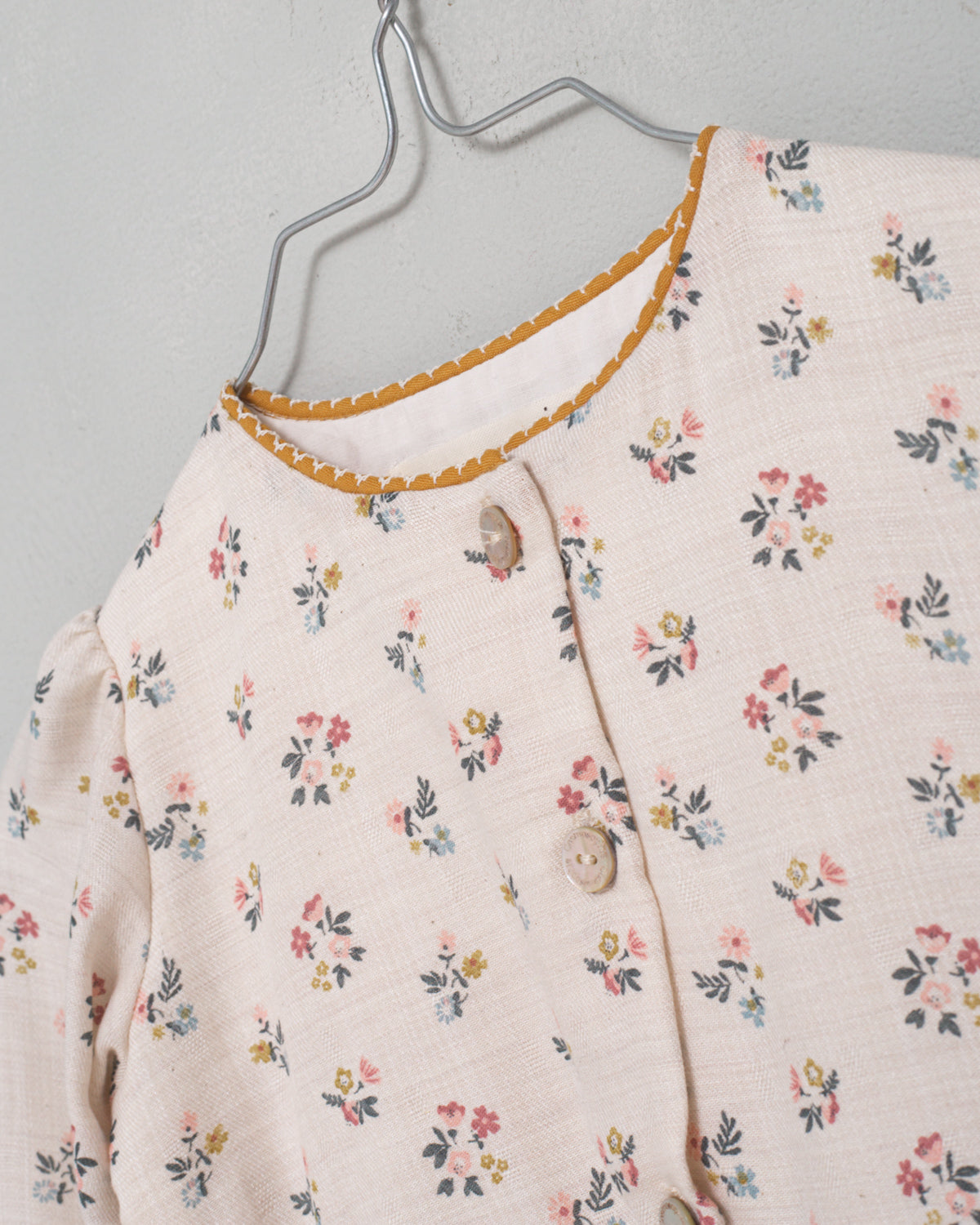 Ranita de bebe elegante de flores de Cosmosophie