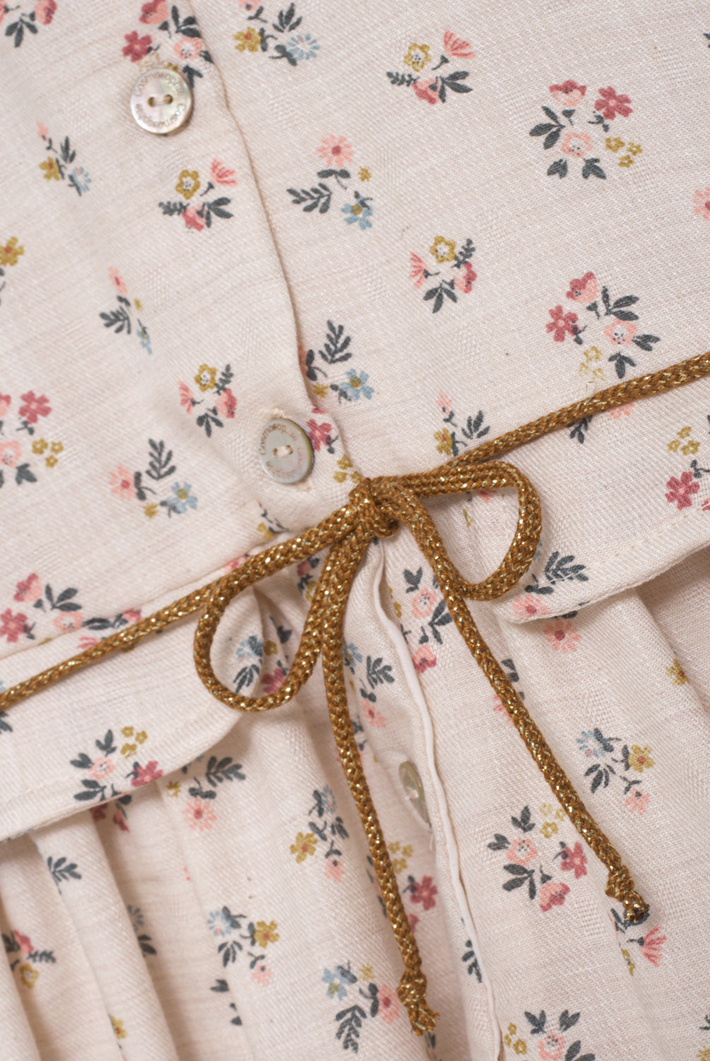 Tu bebe estará preciosa con esta ranita en estampado de flores en color azul, rosa y mostaza sobre fondo crudo. Te encantrá en detalle a contraste en el cuello, sus bolsillos de decoración y su detalle de lazada en la cintura. Se abrocha por delante y entre las piernas para mayor confort.