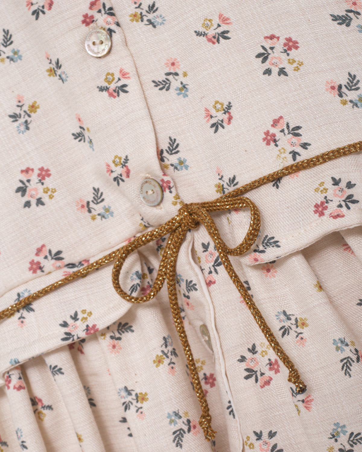 Tu bebe estará preciosa con esta ranita en estampado de flores en color azul, rosa y mostaza sobre fondo crudo. Te encantrá en detalle a contraste en el cuello, sus bolsillos de decoración y su detalle de lazada en la cintura. Se abrocha por delante y entre las piernas para mayor confort.