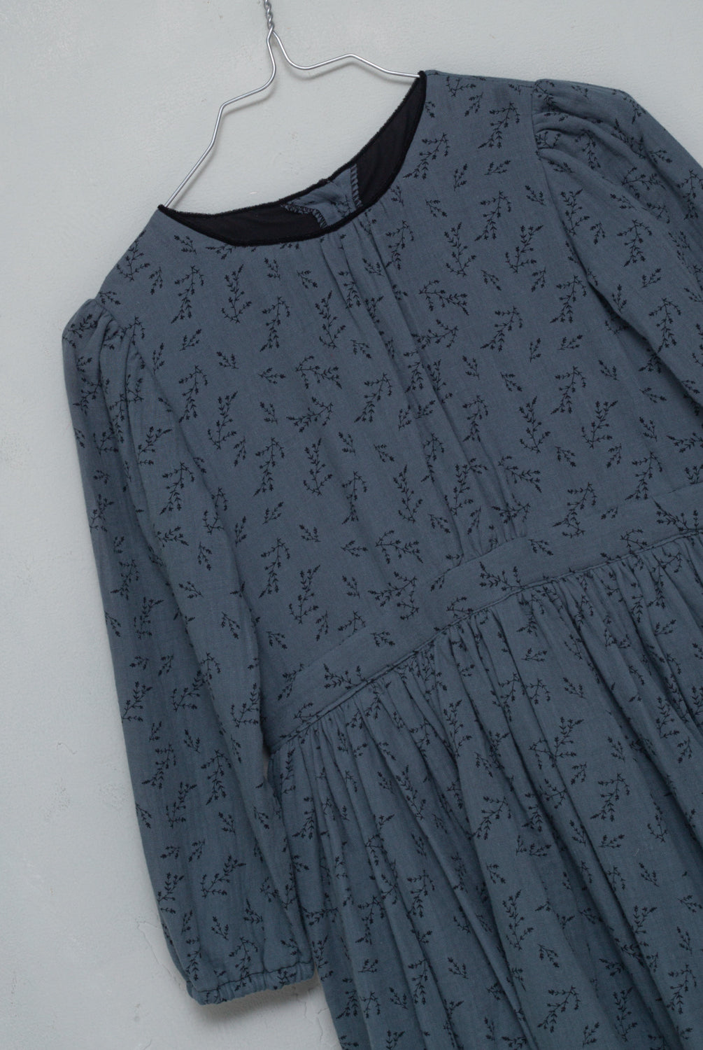 Te encantará nuestro vestido Pandora de corte vintage. Detalle en el cuello a contraste en color negro. Realizado en una preciosa tela de doble gasa algodón el estampado es de florecitas en en negro sobre fondo azul oscuro.