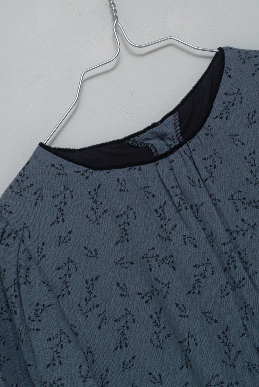 Te encantará nuestro vestido Pandora de corte vintage. Detalle en el cuello a contraste en color negro. Realizado en una preciosa tela de doble gasa algodón el estampado es de florecitas en en negro sobre fondo azul oscuro.