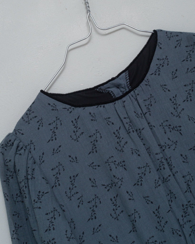 Te encantará nuestro vestido Pandora de corte vintage. Detalle en el cuello a contraste en color negro. Realizado en una preciosa tela de doble gasa algodón el estampado es de florecitas en en negro sobre fondo azul oscuro.
