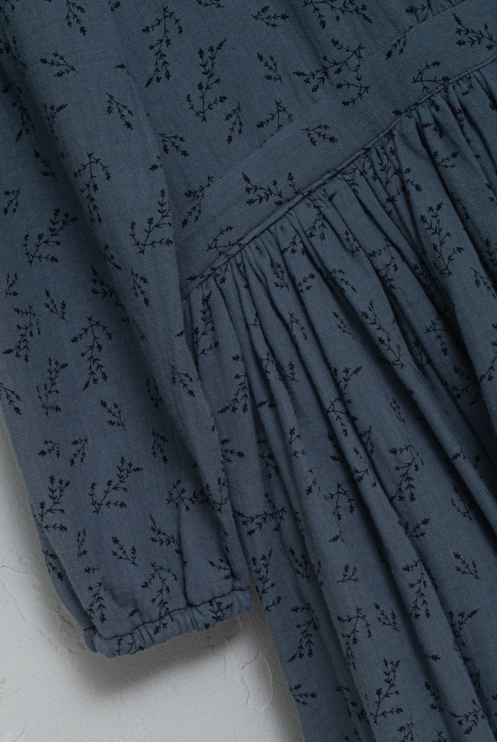 Te encantará nuestro vestido Pandora de corte vintage. Detalle en el cuello a contraste en color negro. Realizado en una preciosa tela de doble gasa algodón el estampado es de florecitas en en negro sobre fondo azul oscuro.