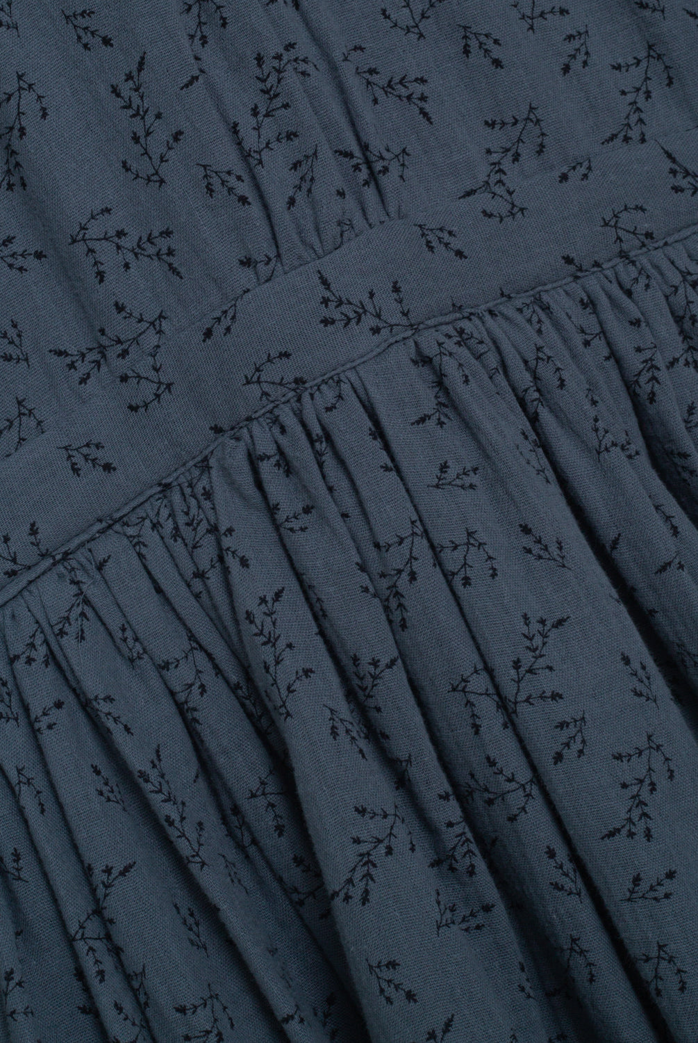 Te encantará nuestro vestido Pandora de corte vintage. Detalle en el cuello a contraste en color negro. Realizado en una preciosa tela de doble gasa algodón el estampado es de florecitas en en negro sobre fondo azul oscuro.