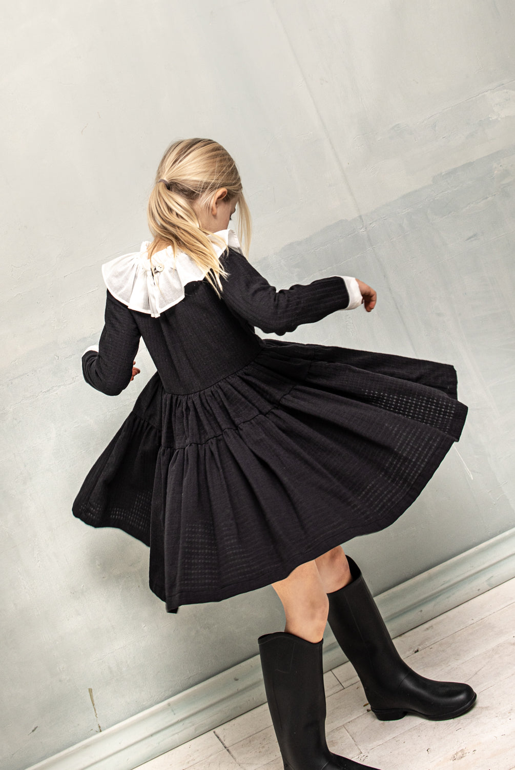 Vestido negro con cuello muselina en blanco Yves de Cosmosophie