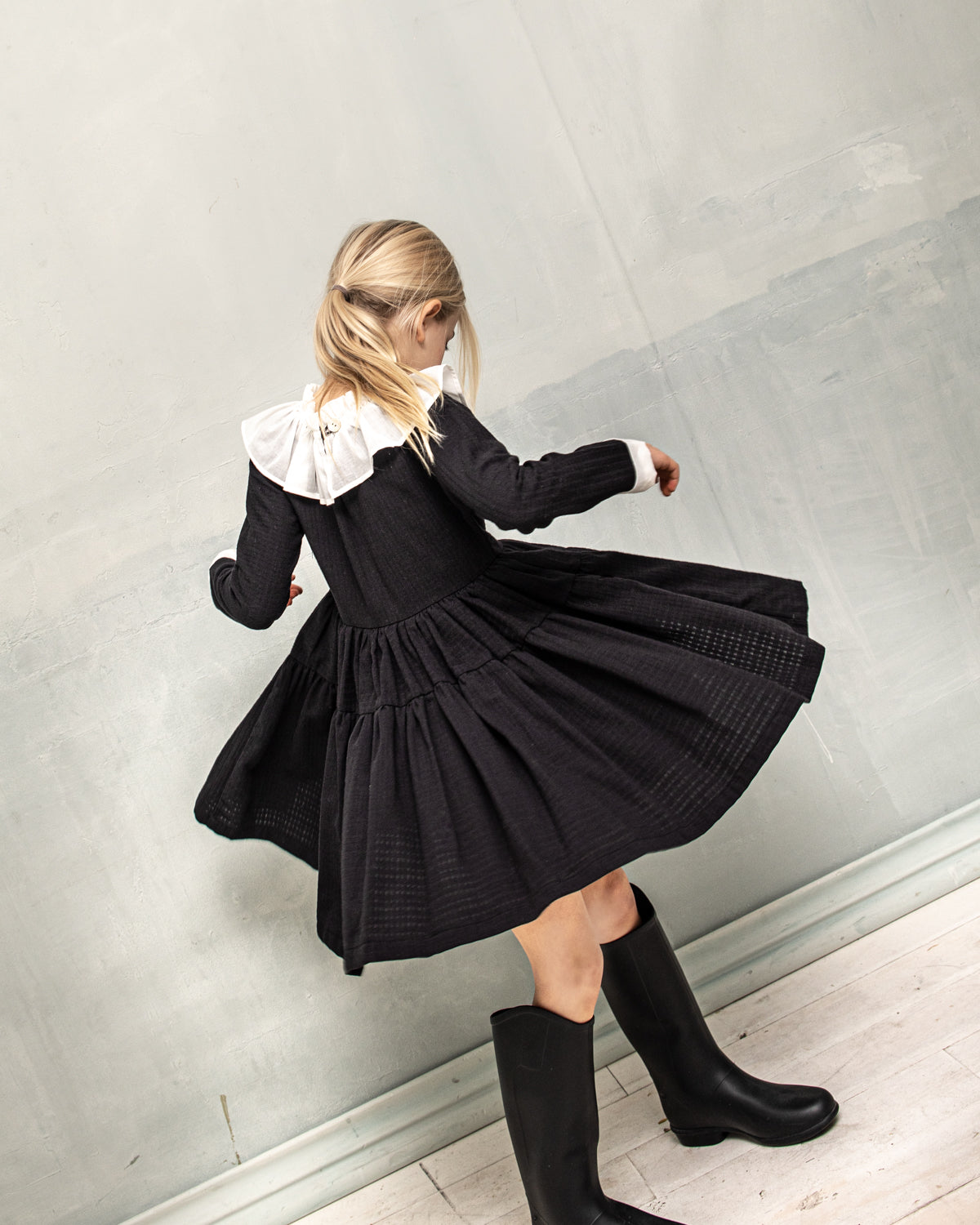 Vestido negro con cuello muselina en blanco Yves de Cosmosophie