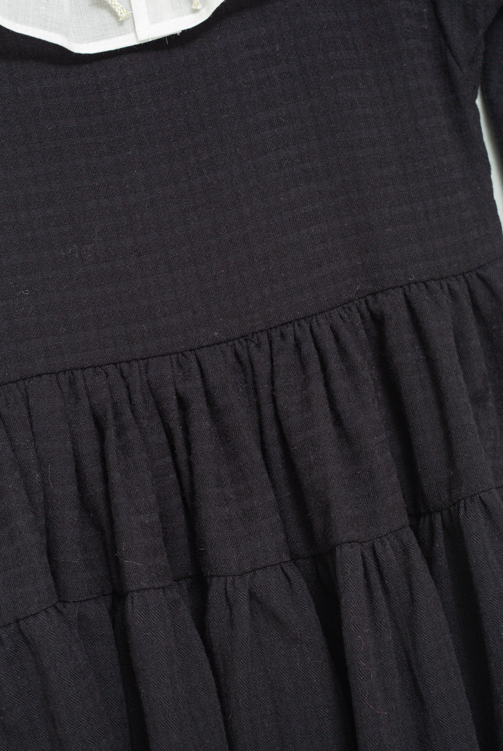 Vestido negro con cuello muselina en blanco Yves de Cosmosophie