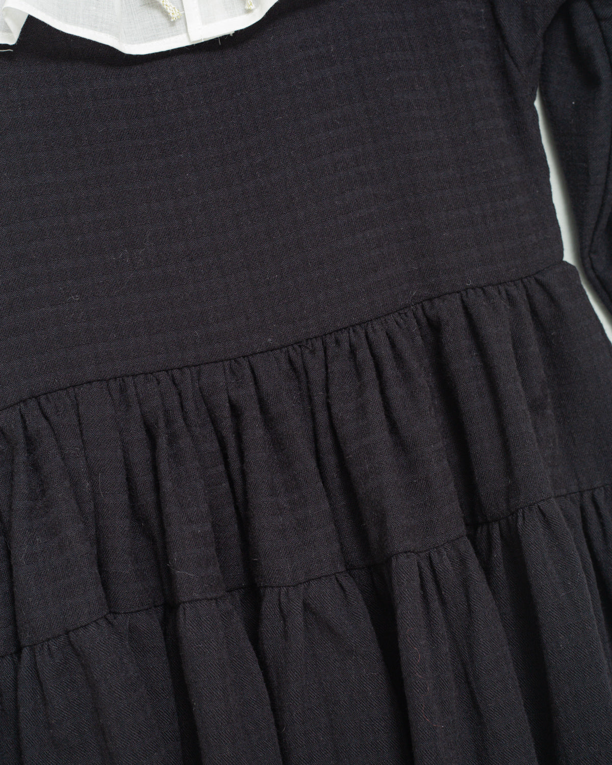 Vestido negro con cuello muselina en blanco Yves de Cosmosophie