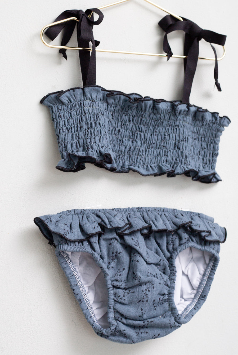 bikini de tela con nido de abeja y volantes en doble gasa azul con flores