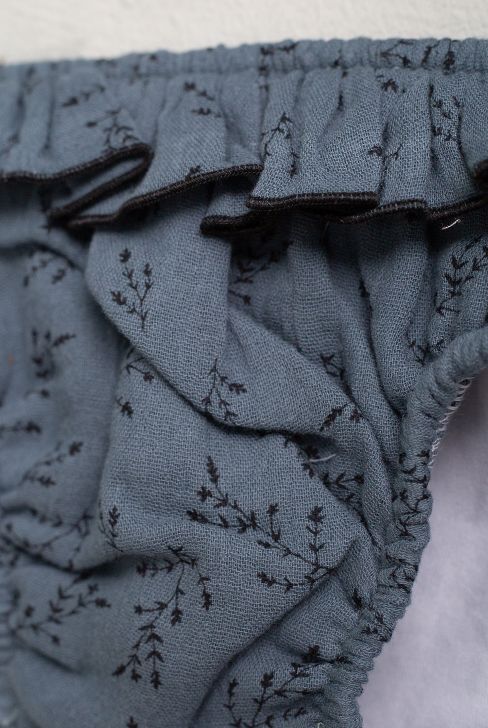 bikini de tela con nido de abeja y volantes en doble gasa azul con flores