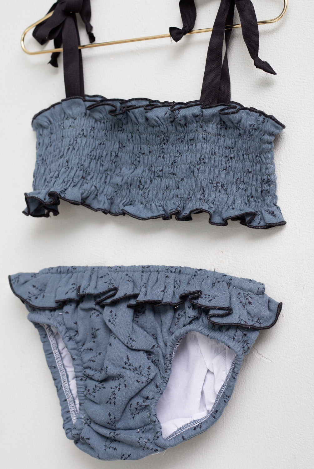 bikini de tela con nido de abeja y volantes en doble gasa azul con flores