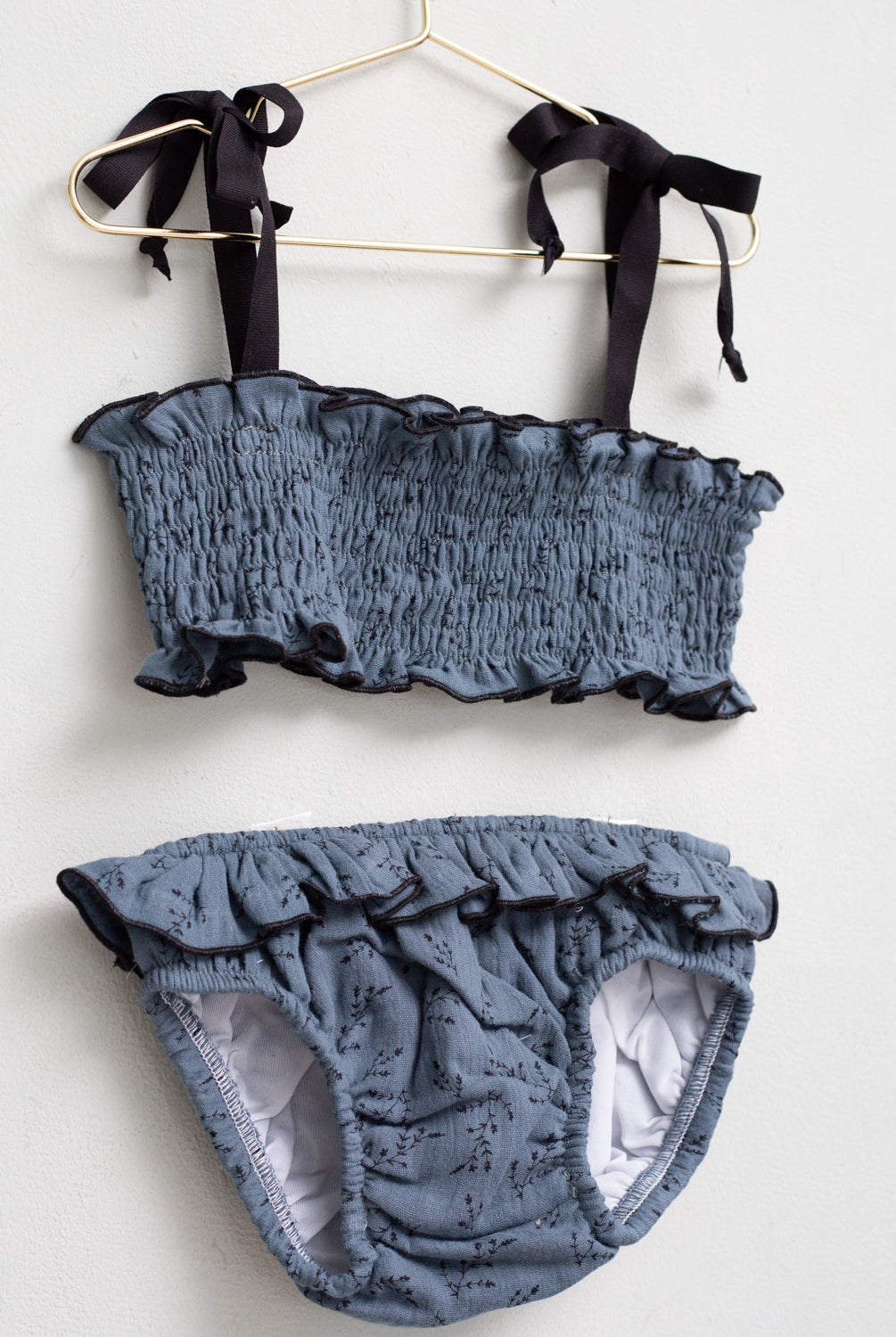 bikini de tela con nido de abeja y volantes en doble gasa azul con flores