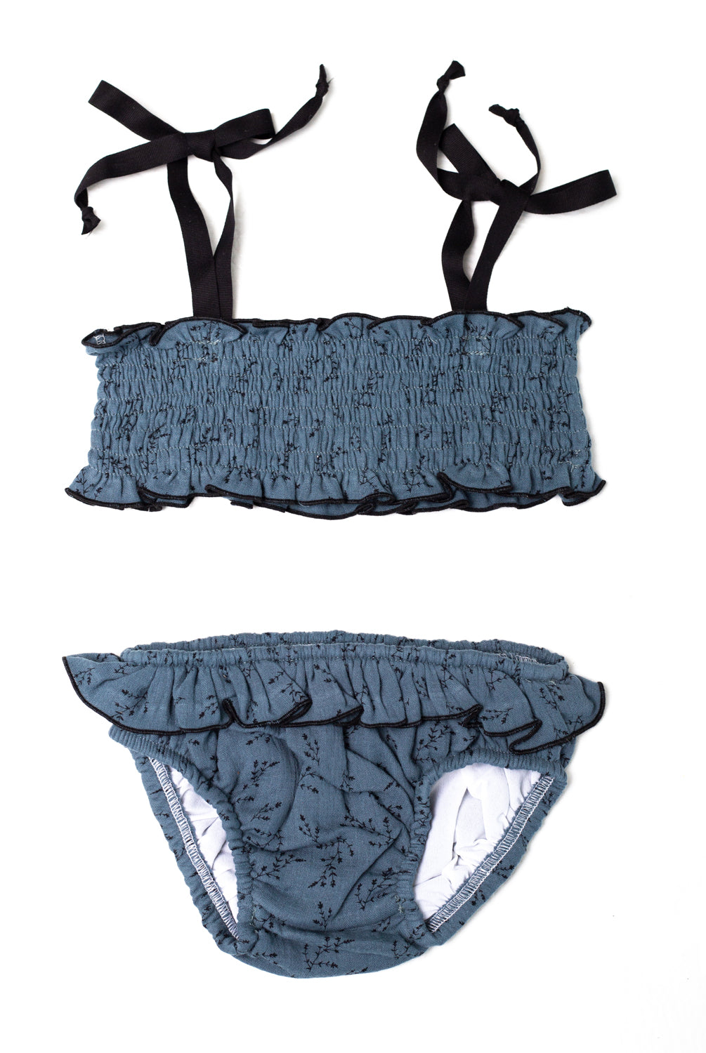 bikini de tela con nido de abeja y volantes en doble gasa azul con flores