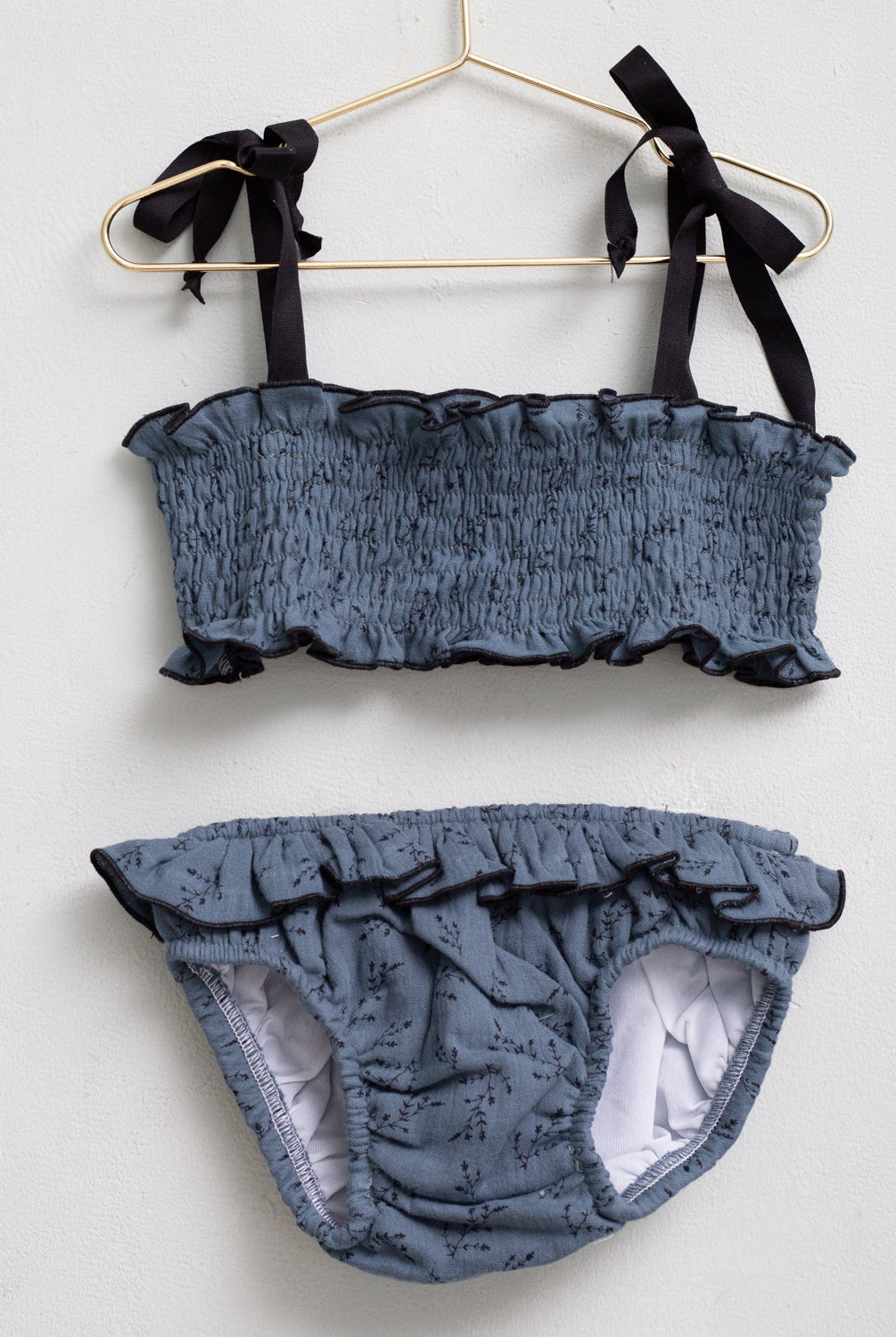 bikini de tela con nido de abeja y volantes en doble gasa azul con flores