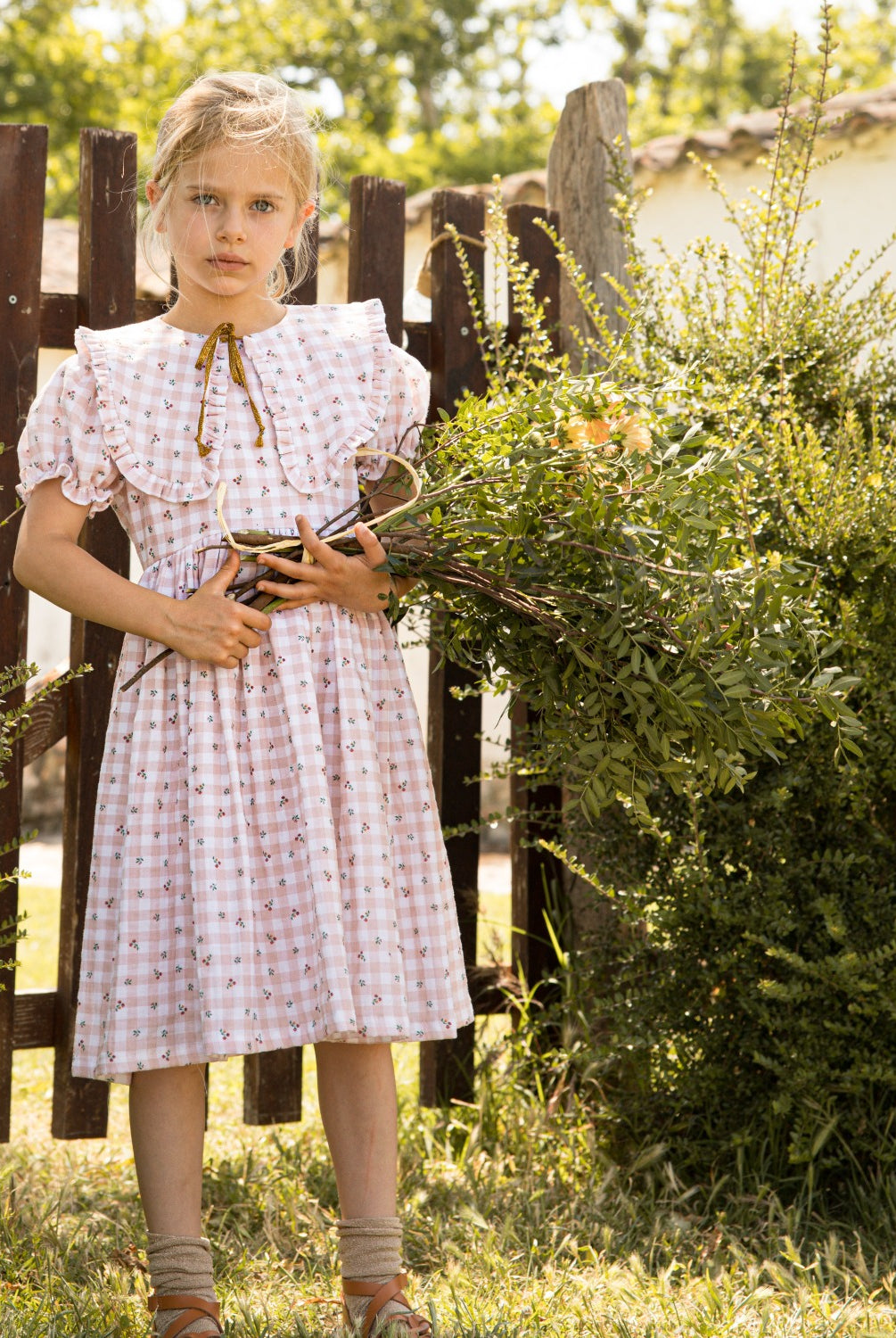 Vestido vichy con flores gran cuello y lacito oro Cosmosophie