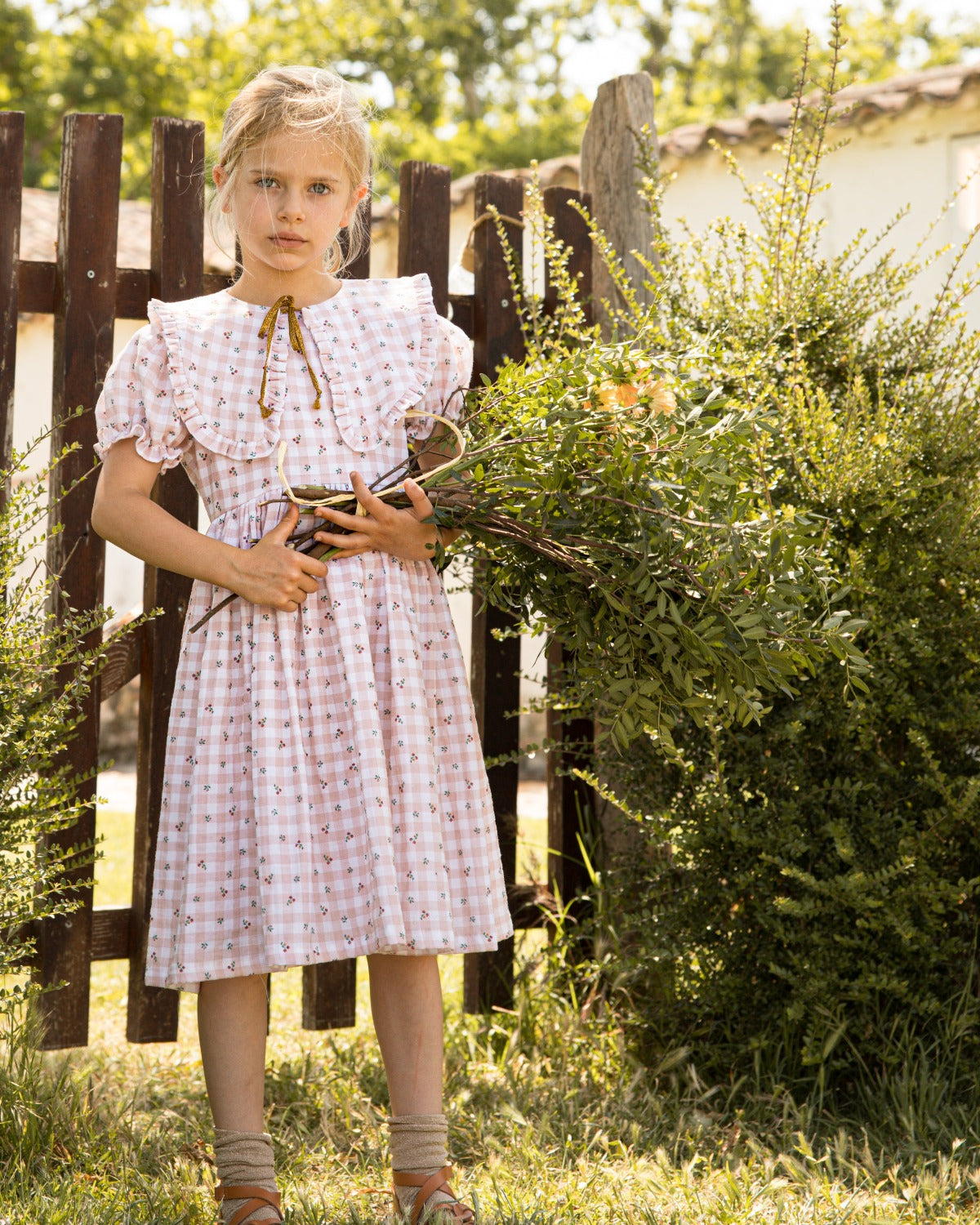 Vestido vichy con flores gran cuello y lacito oro Cosmosophie