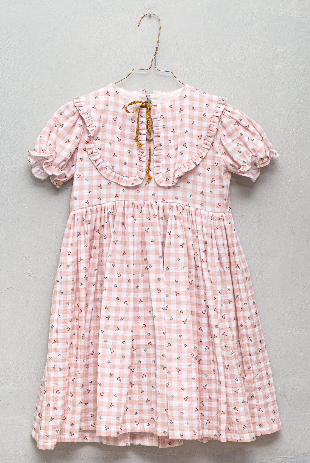 Vestido vichy con flores gran cuello y lacito oro Cosmosophie