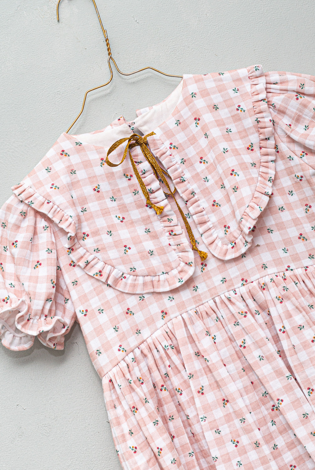 Vestido vichy con flores gran cuello y lacito oro Cosmosophie