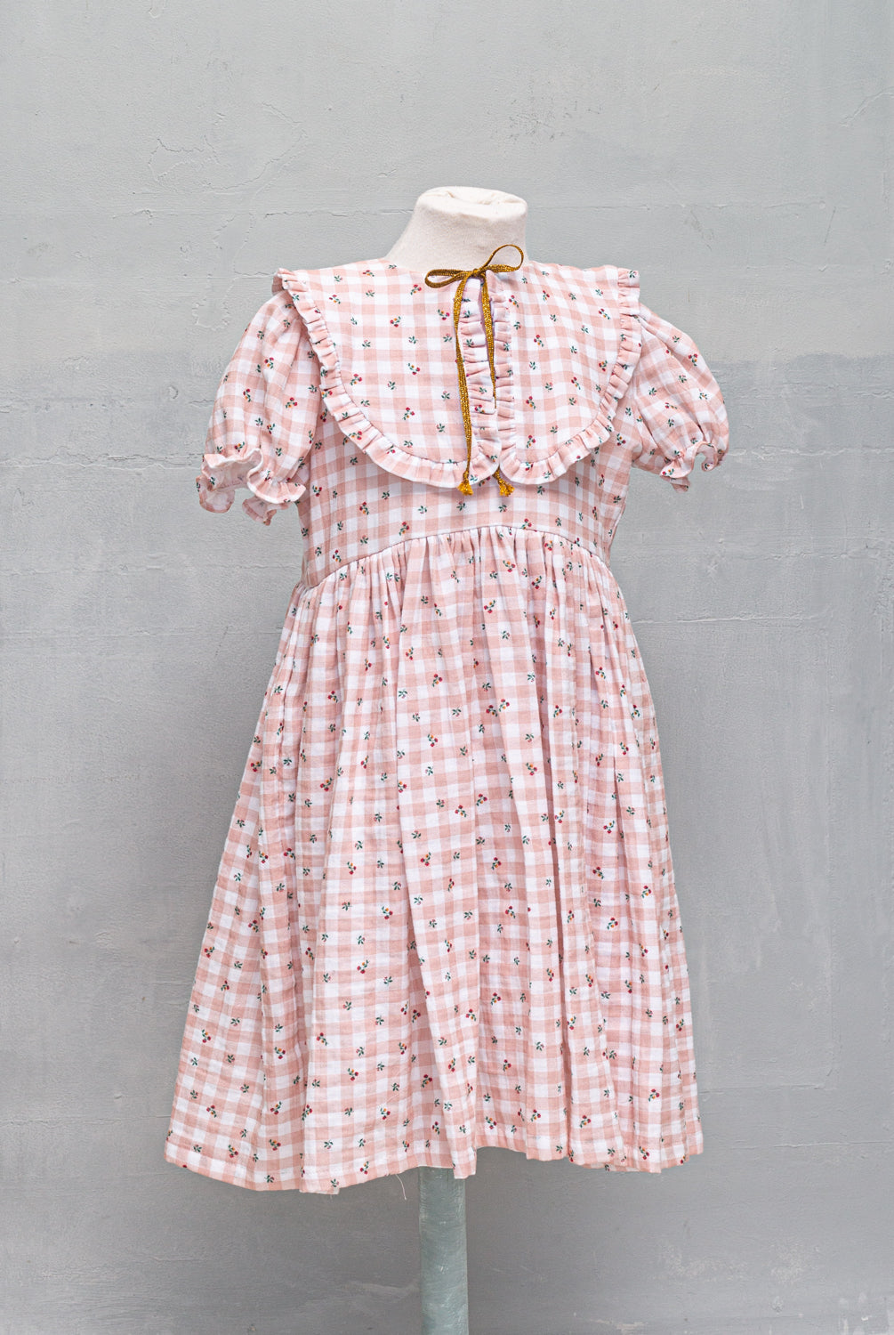 Vestido para niña cichy rosa y flores. cuello con volantes. Para boda, comunion, bautizo o fiesta. Vestido elegante para fiesta.