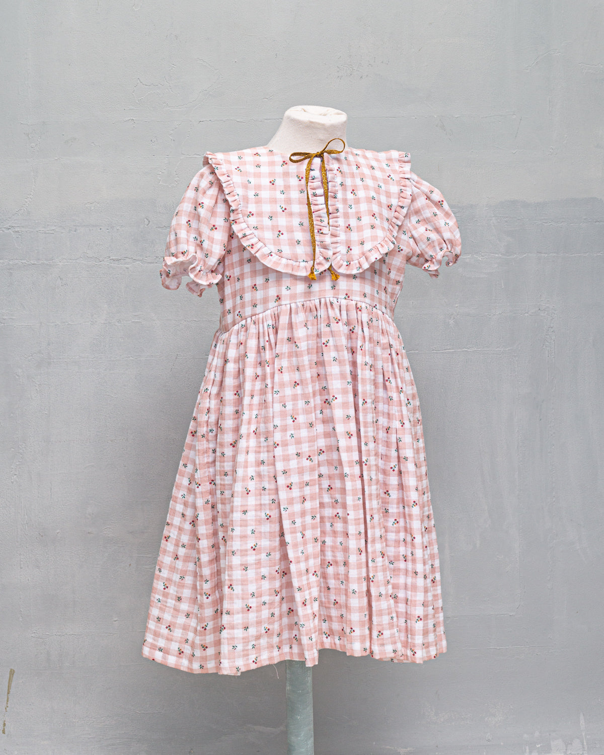 Vestido para niña cichy rosa y flores. cuello con volantes. Para boda, comunion, bautizo o fiesta. Vestido elegante para fiesta.