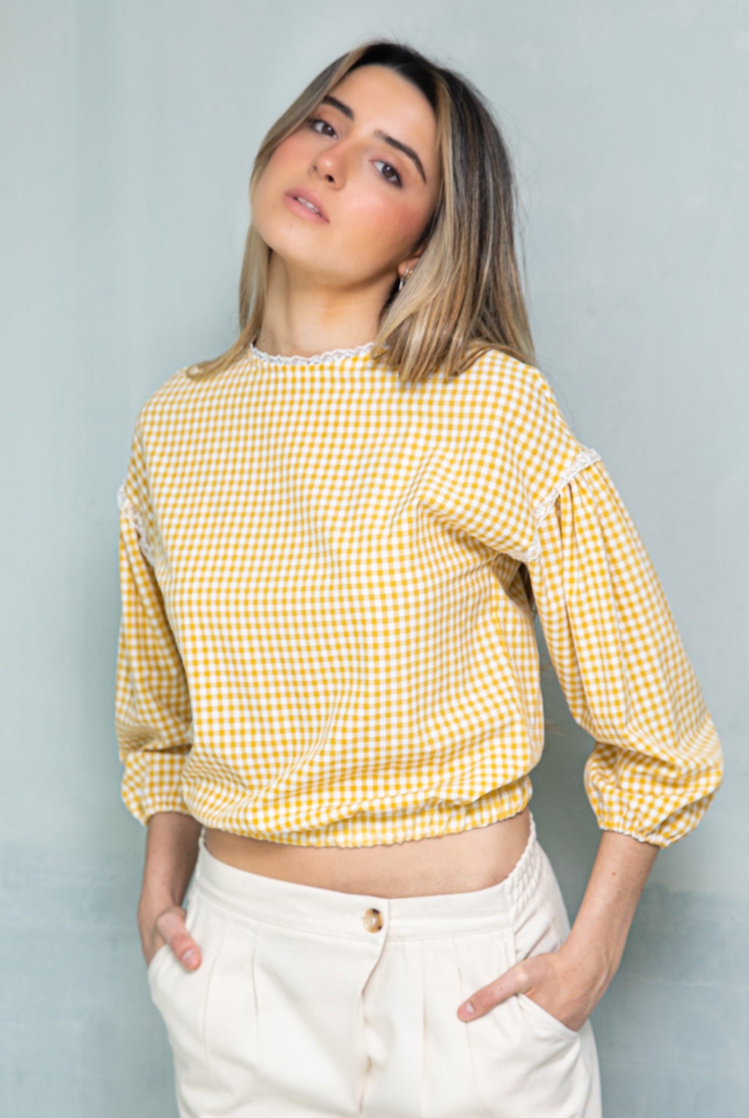 blusa vichy amarillo con detalles de encaje estilo retro